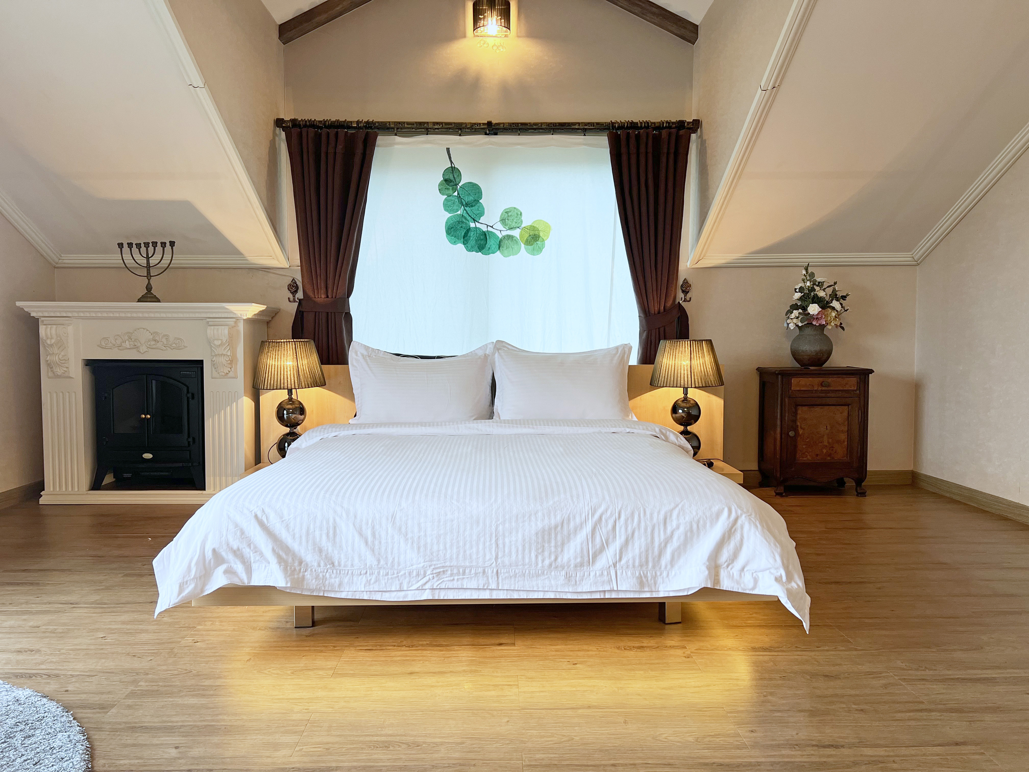 room detail thumbnail 1