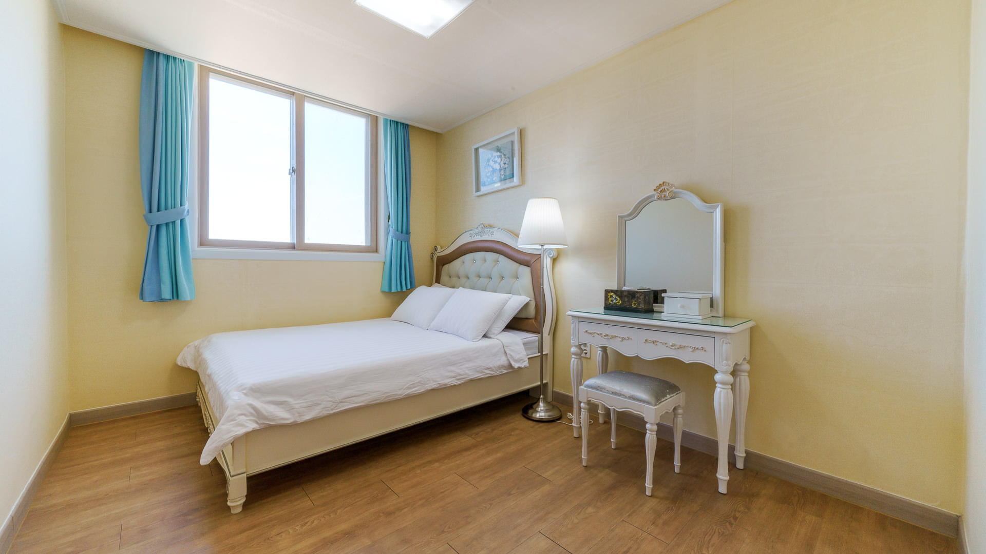 room detail thumbnail 2