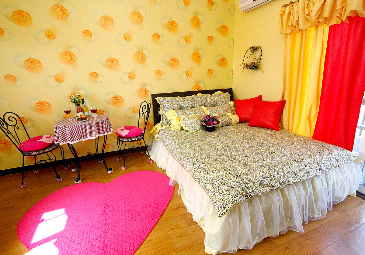 room detail thumbnail 2