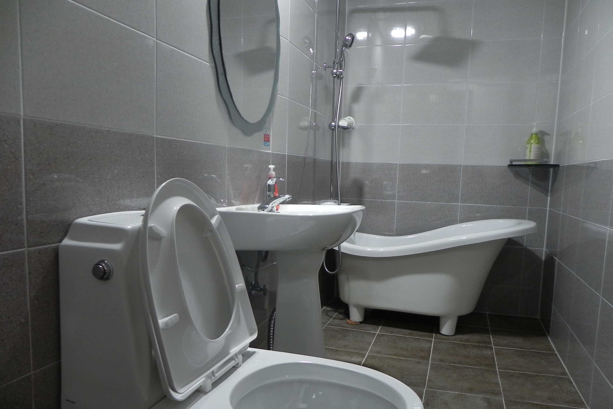 room detail thumbnail 2