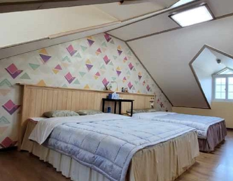 room detail thumbnail 2