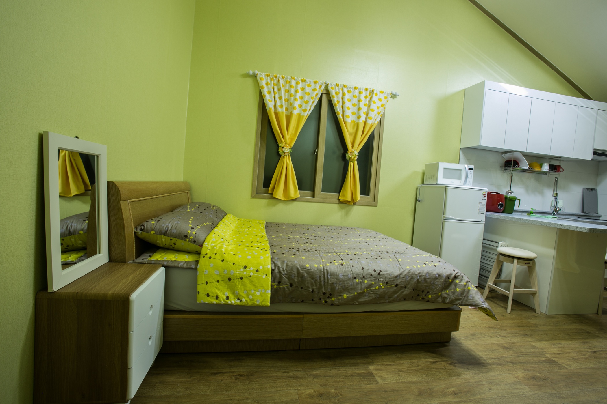 room detail thumbnail 1