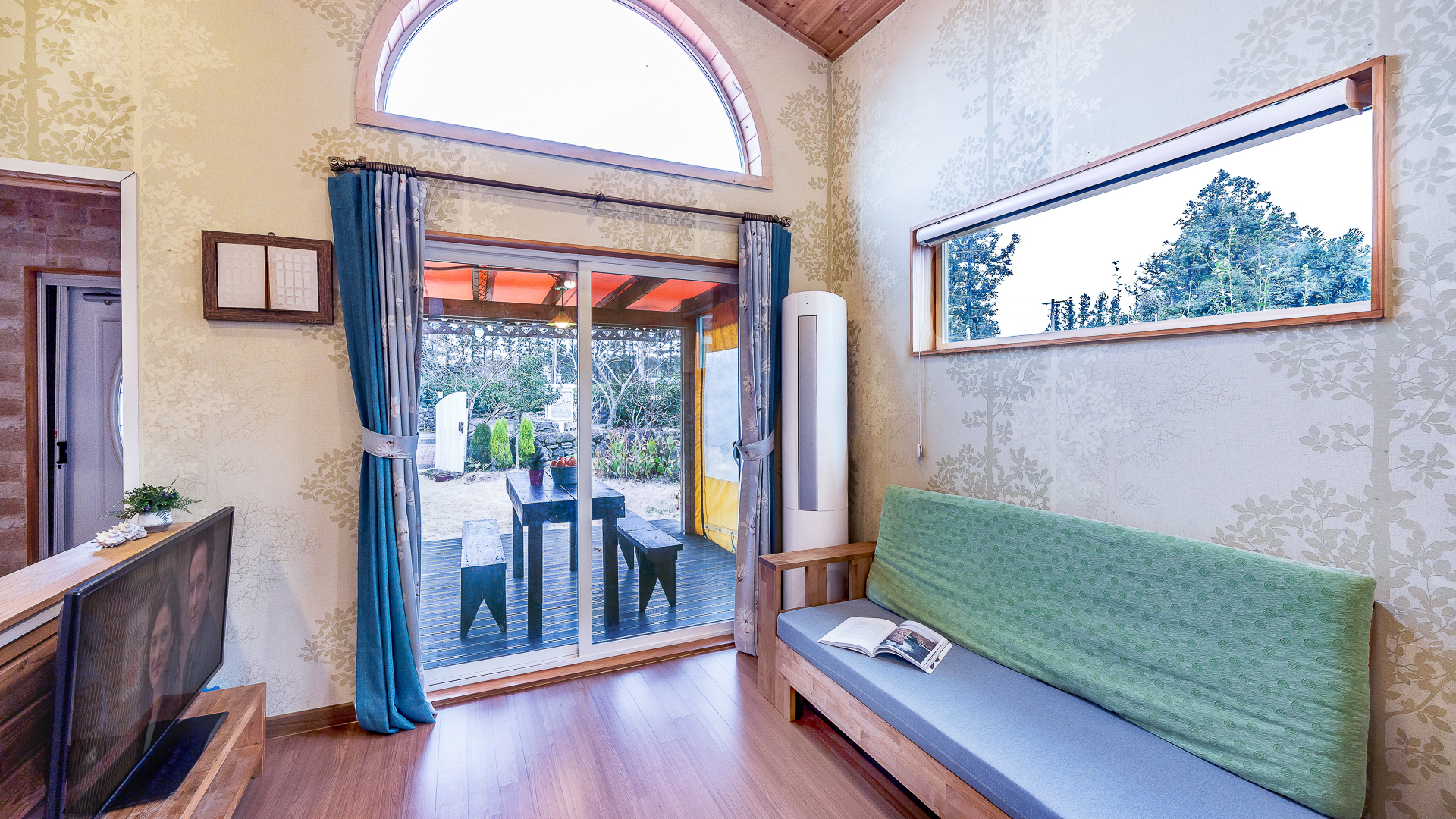 room detail thumbnail 2