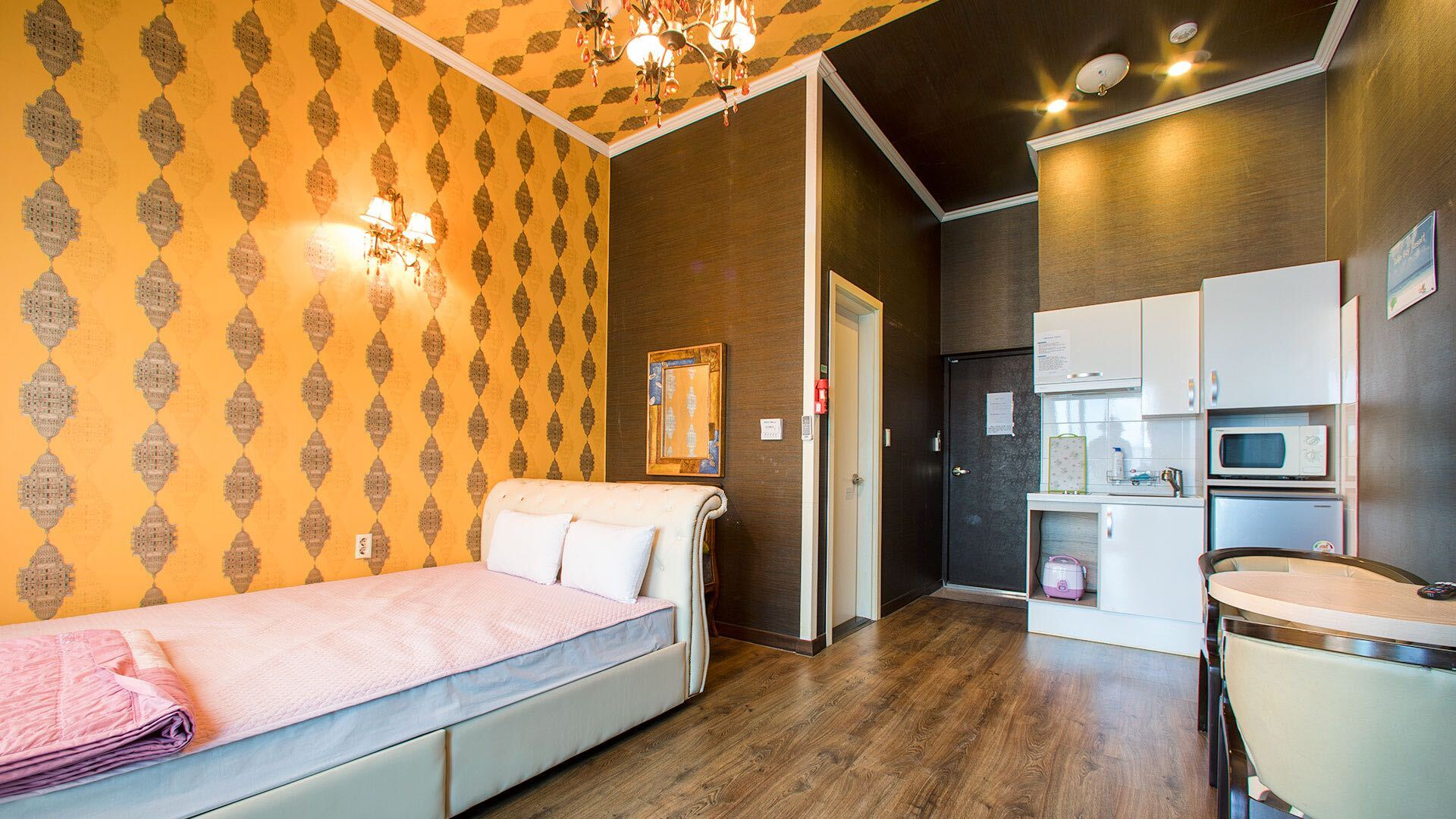room detail thumbnail 1