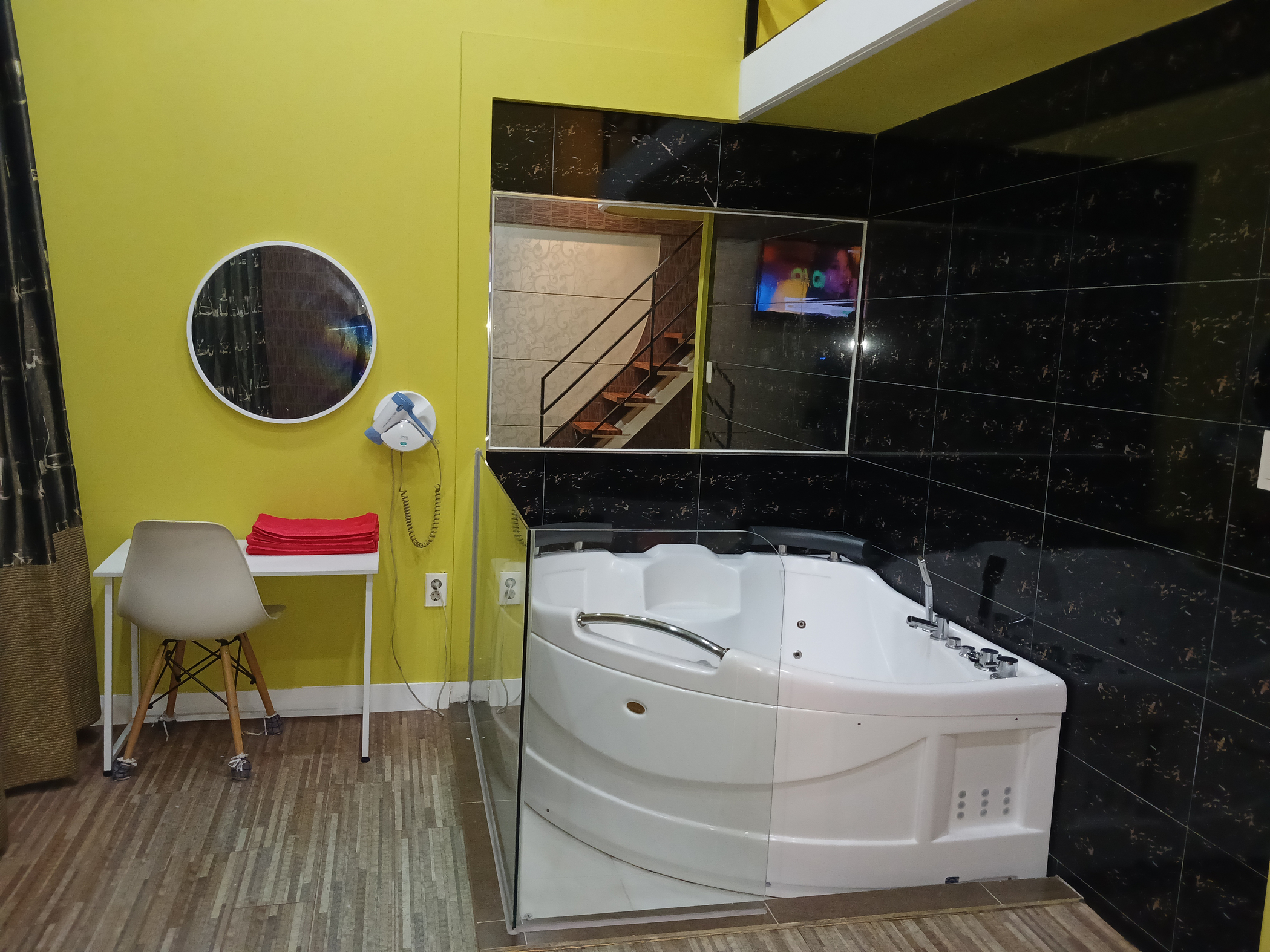 room detail thumbnail 1