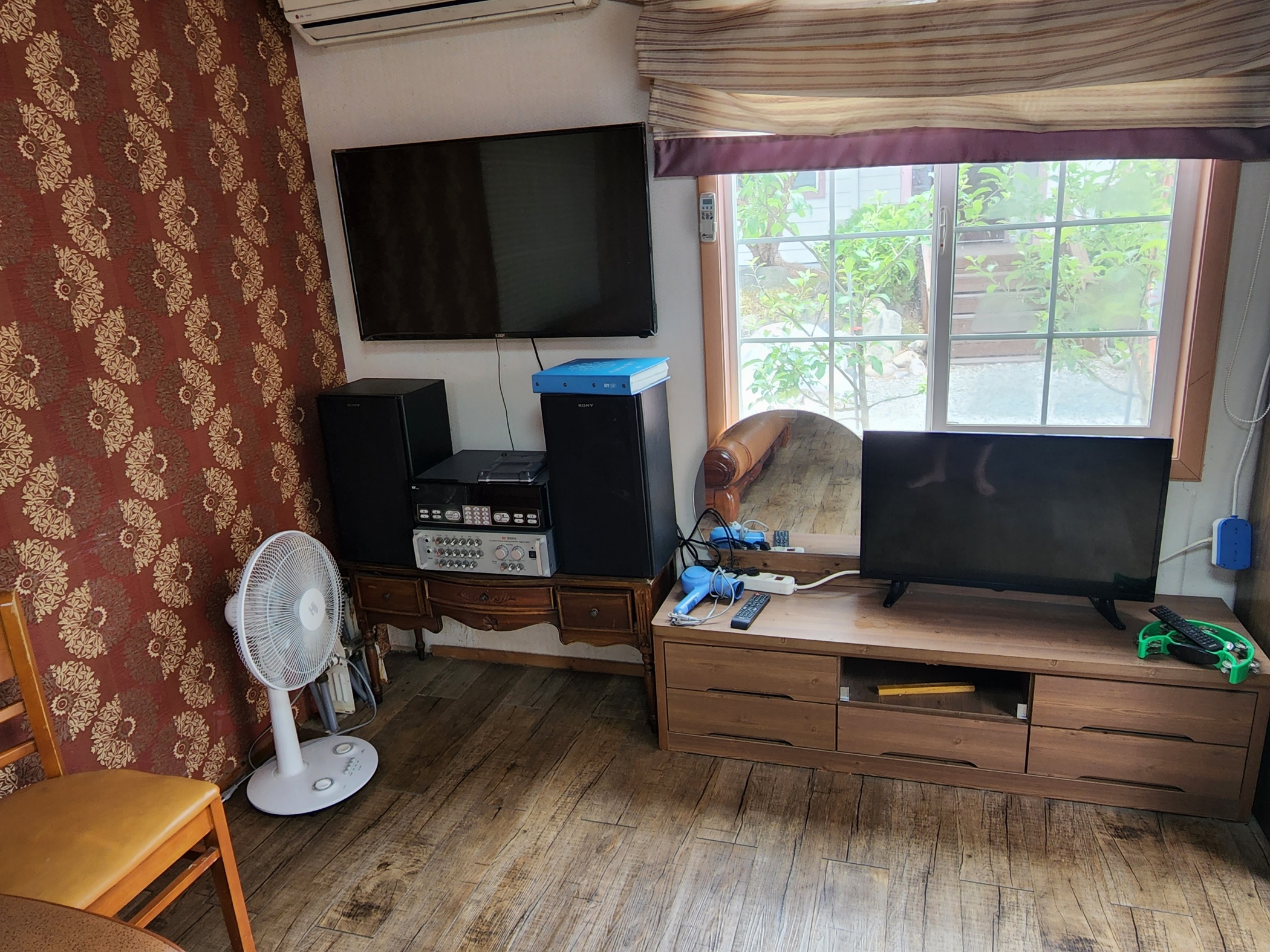 room detail thumbnail 1