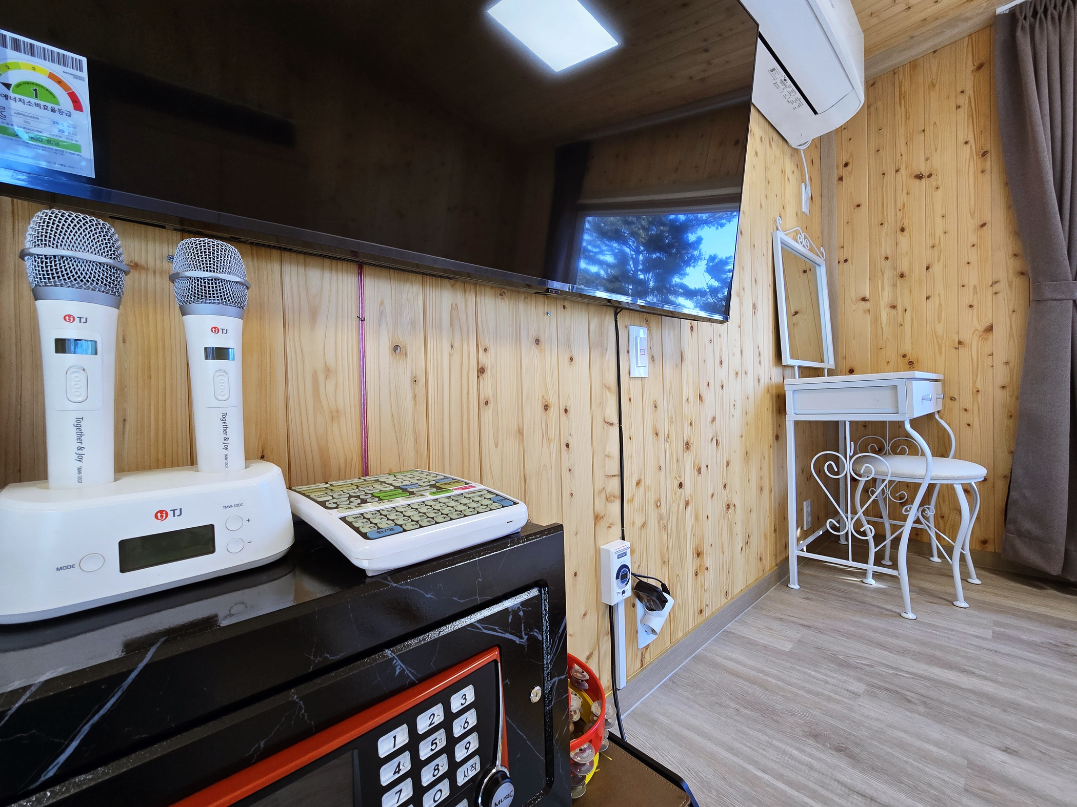 room detail thumbnail 2