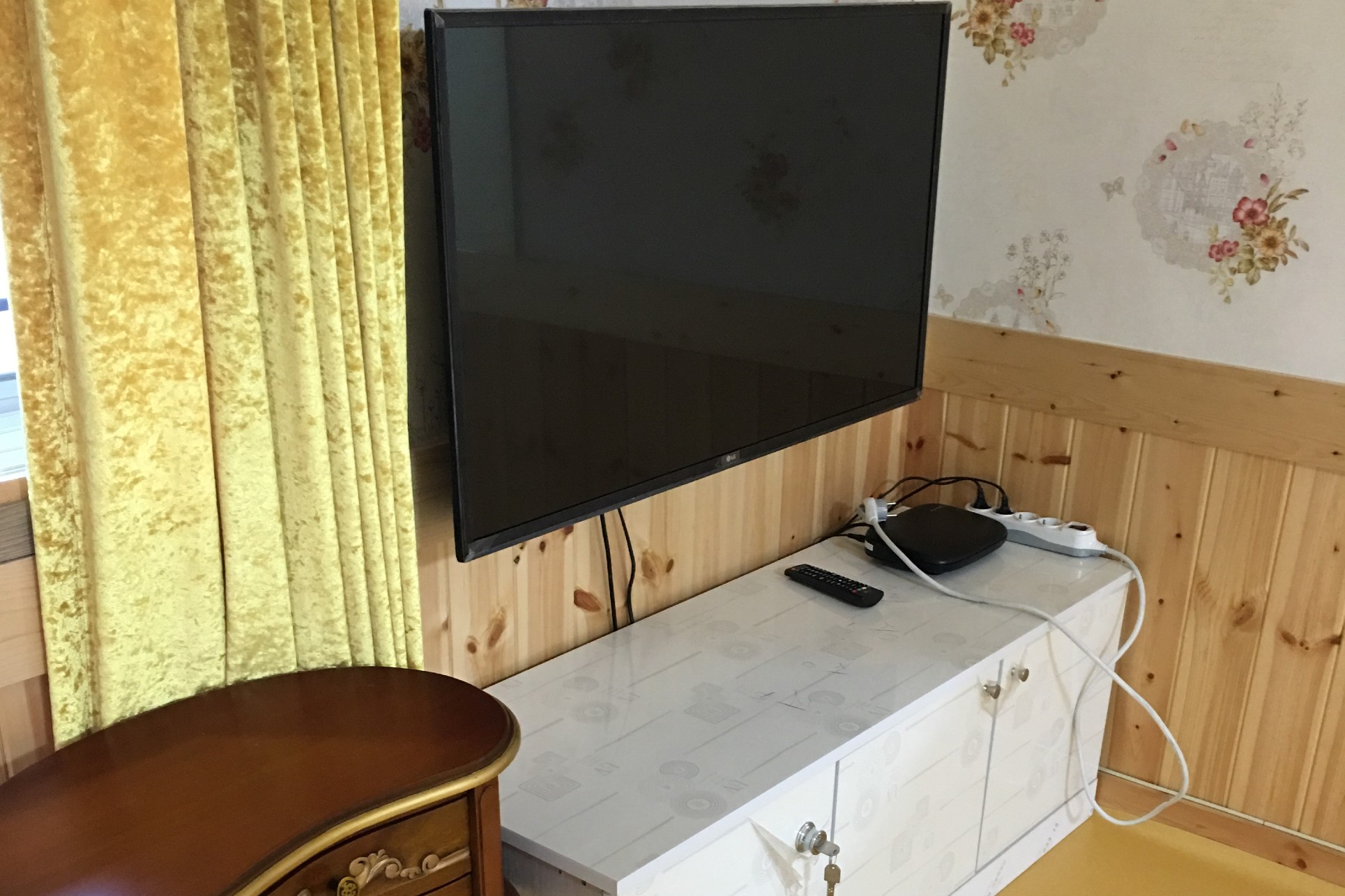 room detail thumbnail 1