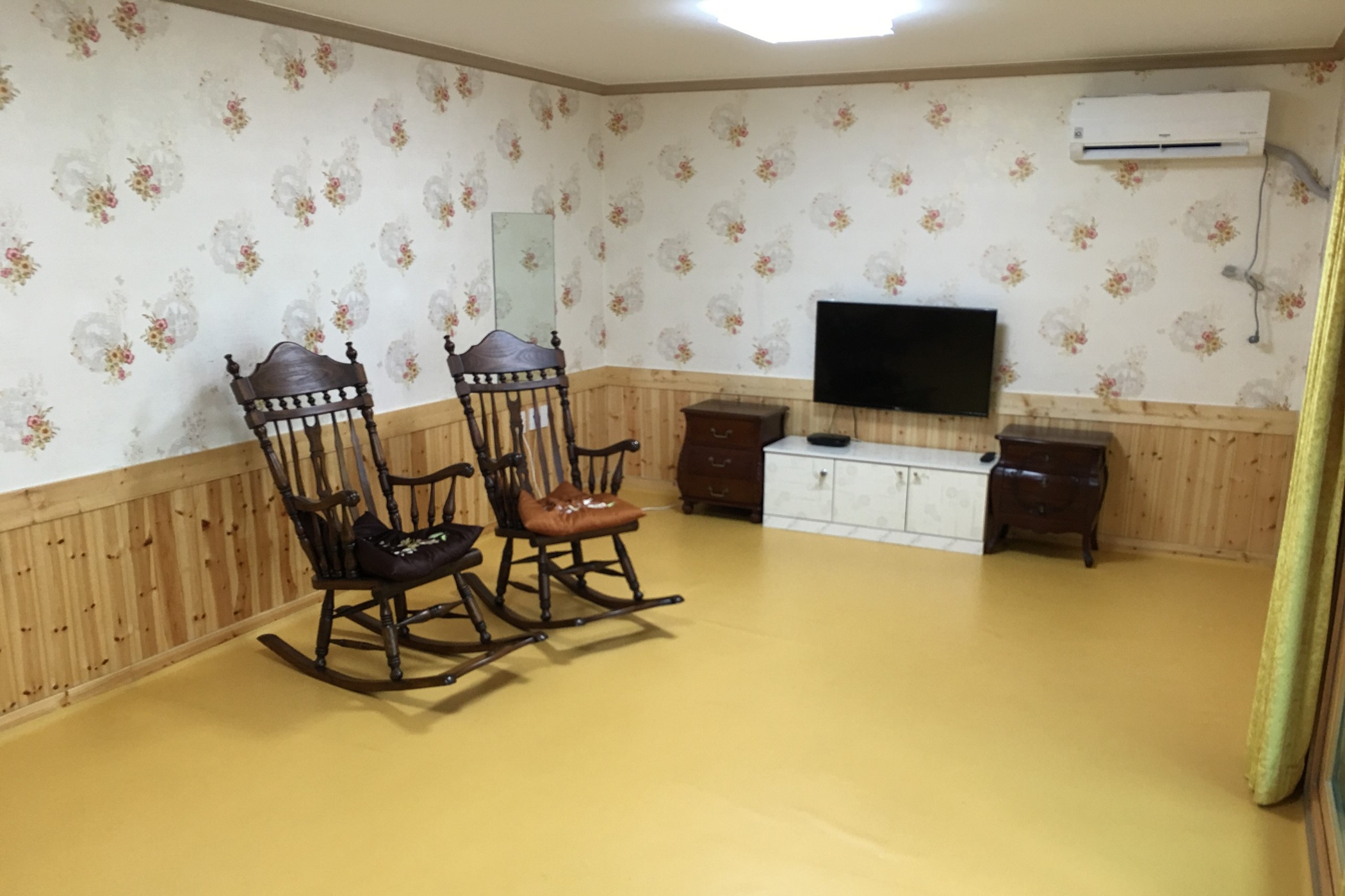 room detail thumbnail 1