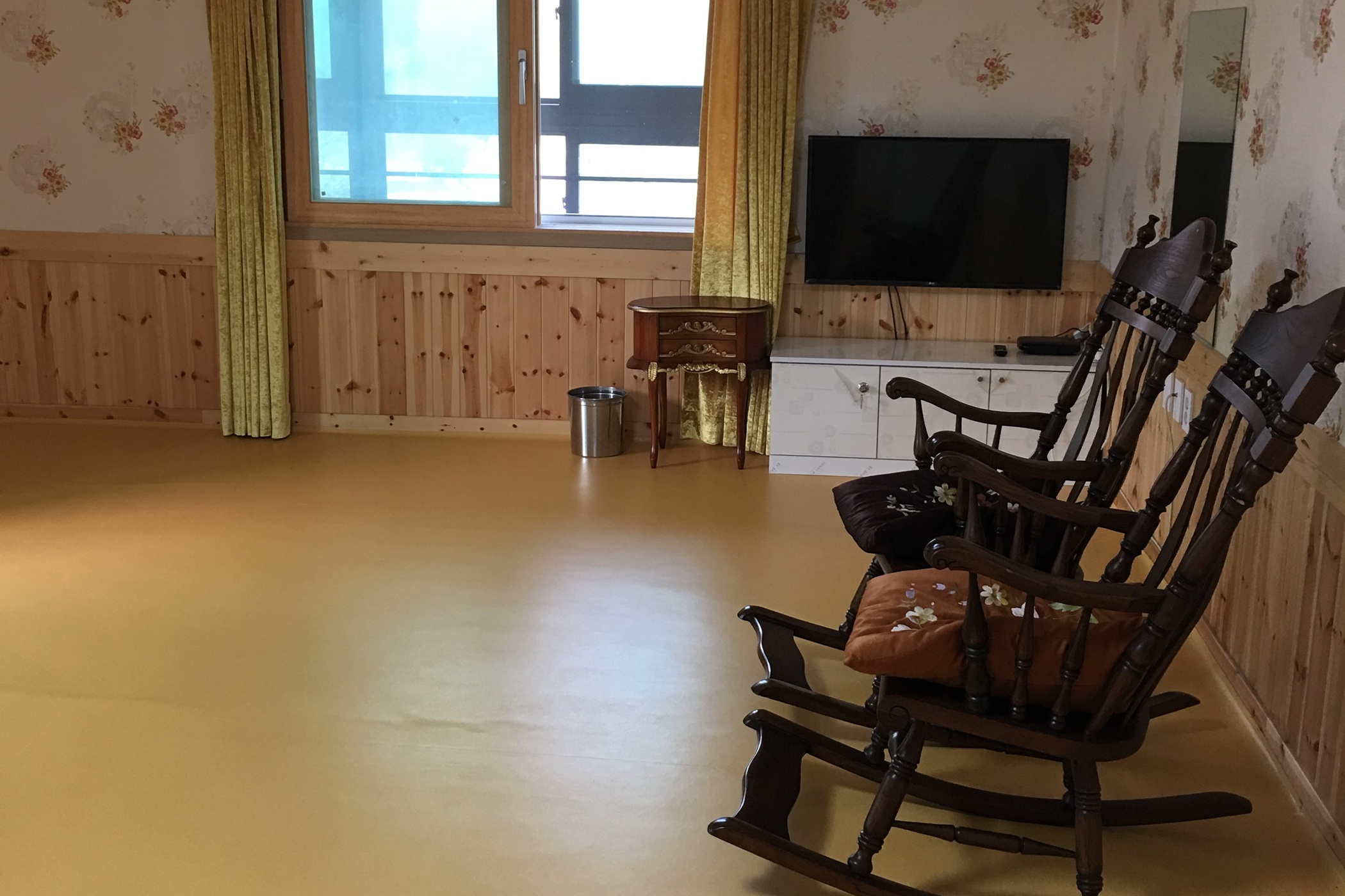 room detail thumbnail 1