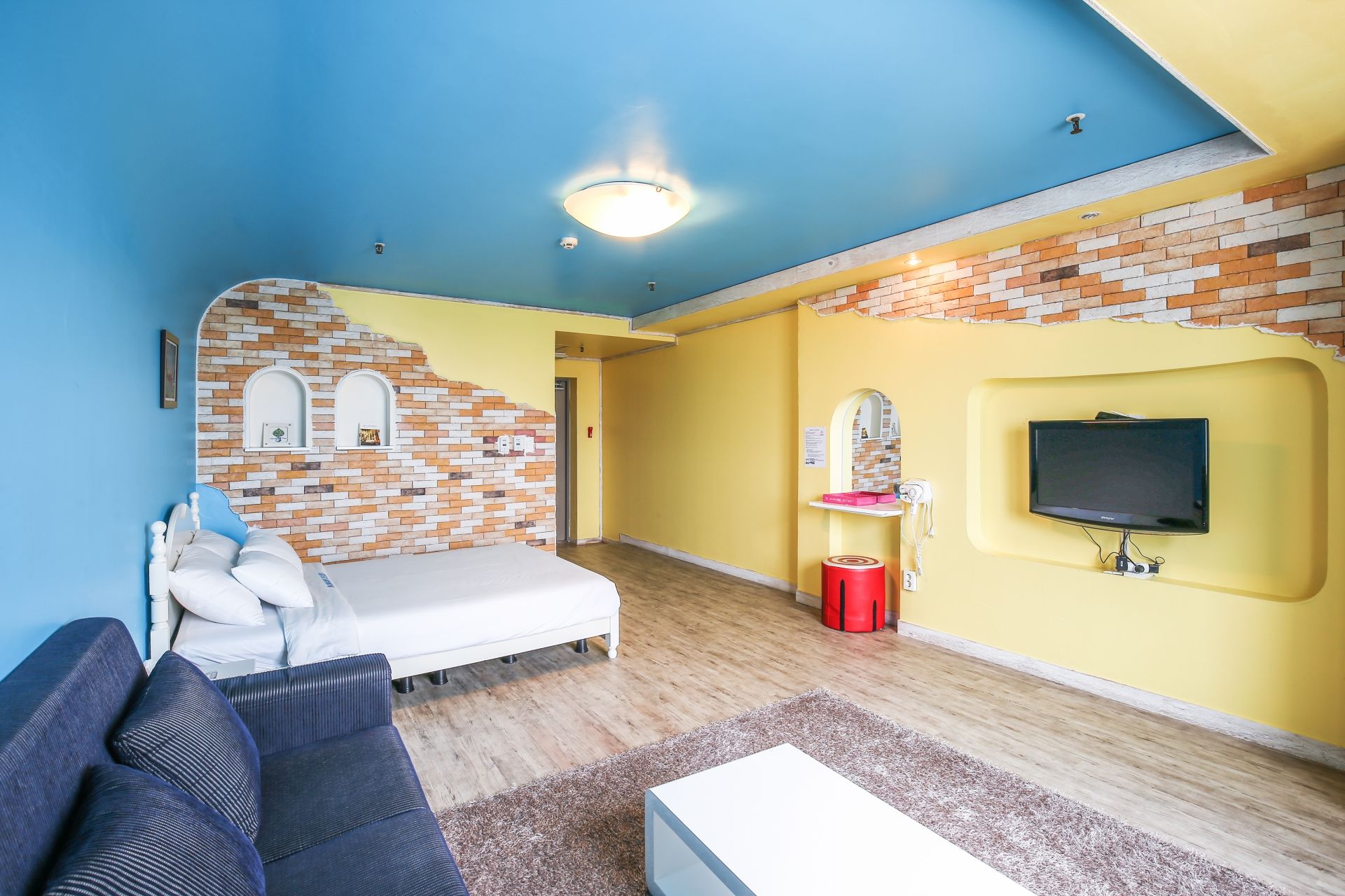 room detail thumbnail 2