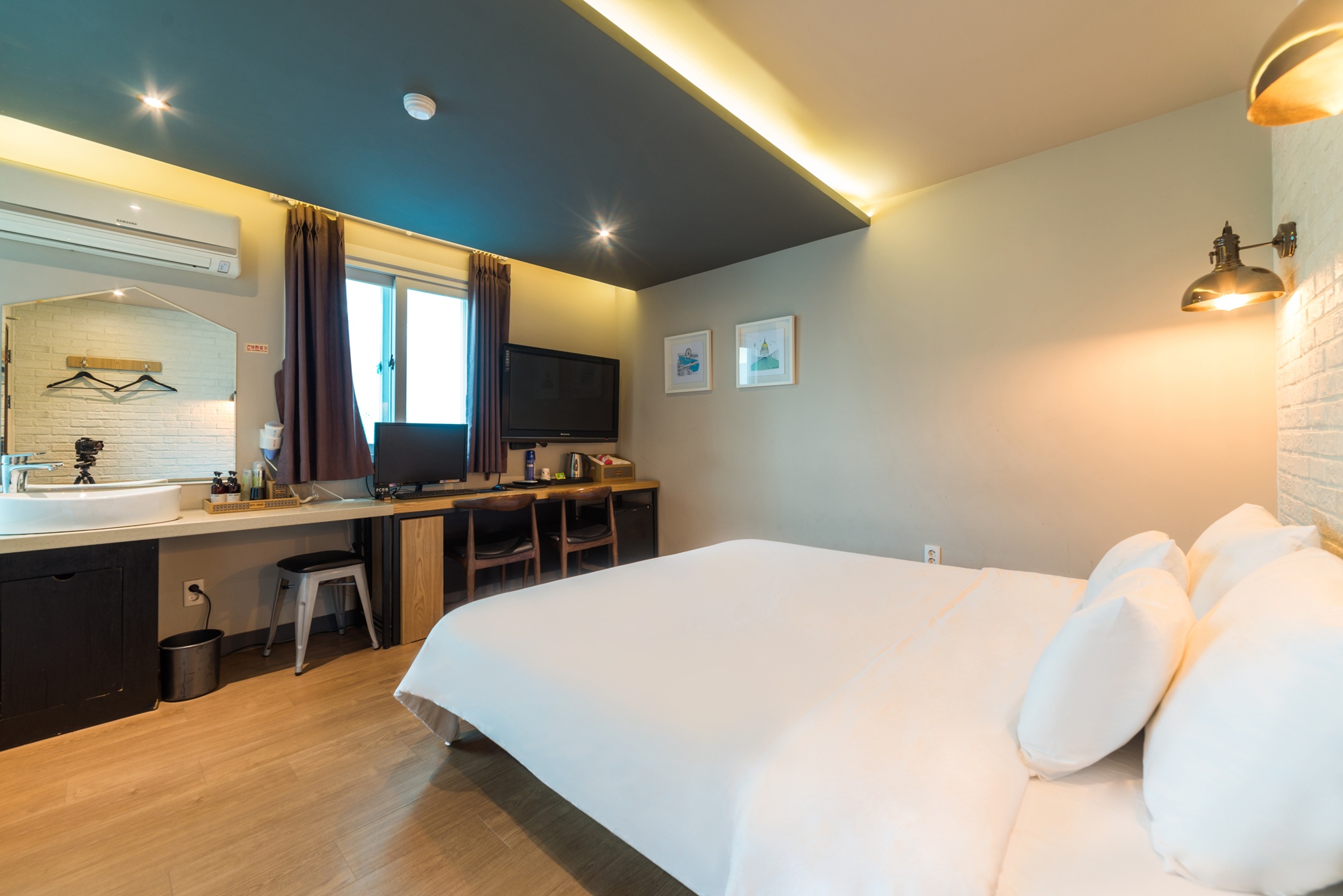 room detail thumbnail 2