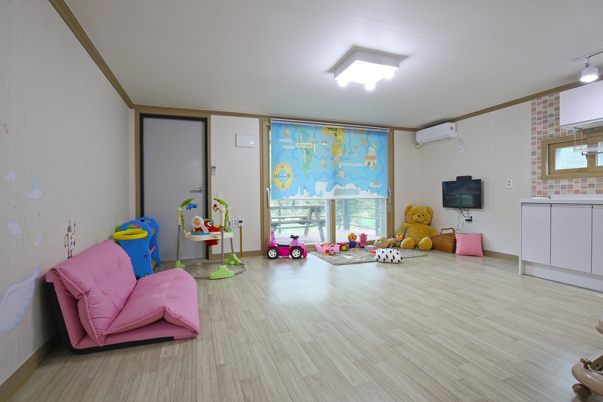 room detail thumbnail 1