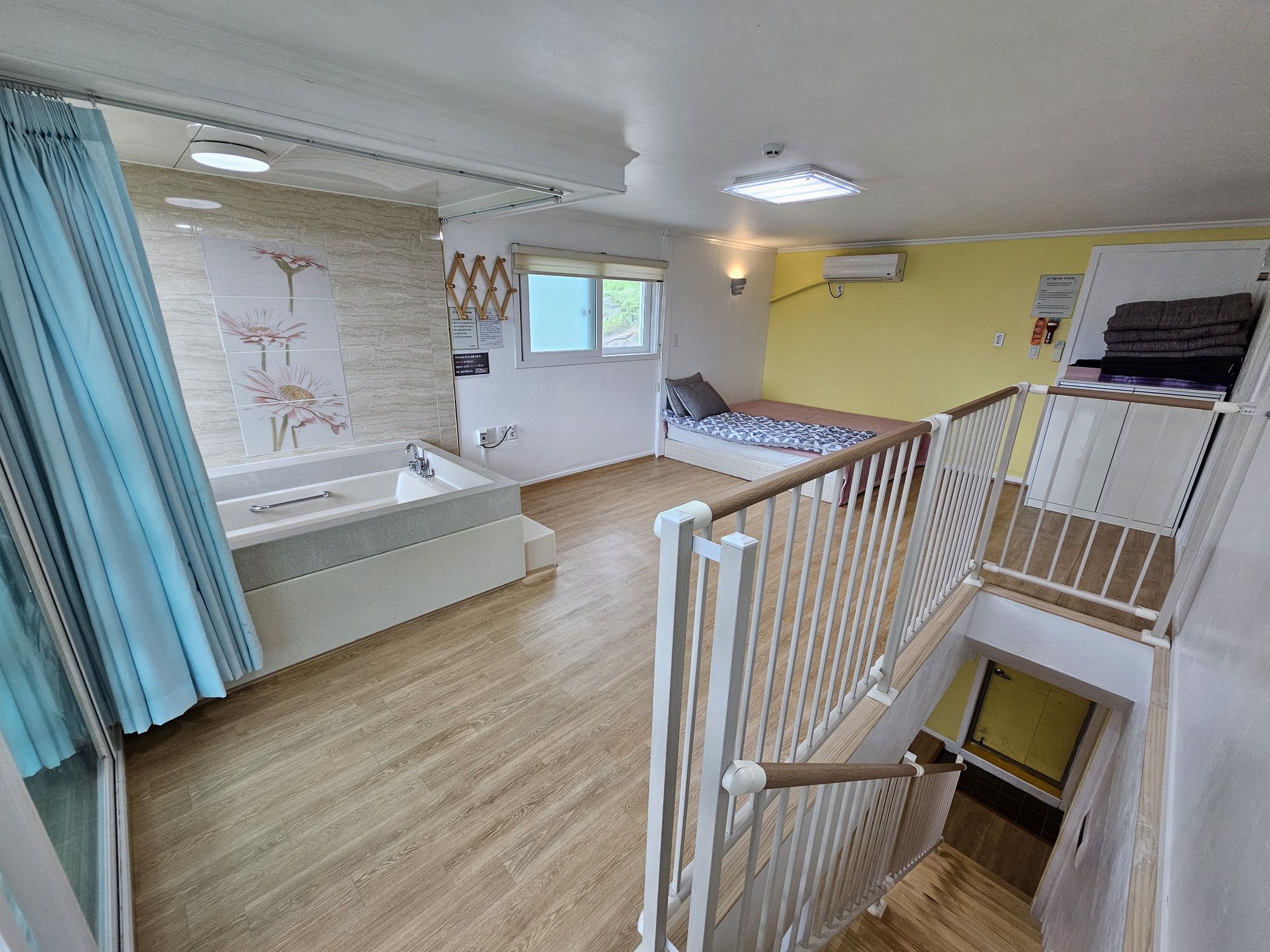 room detail thumbnail 2