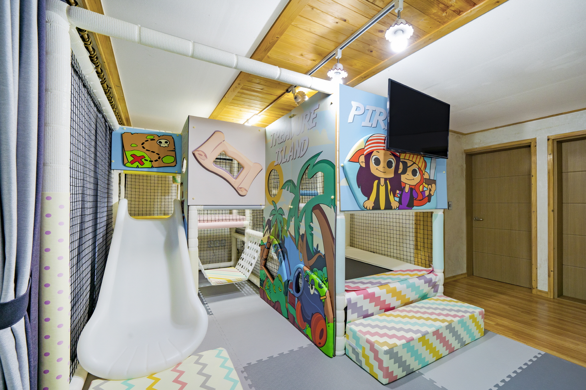 room detail thumbnail 1