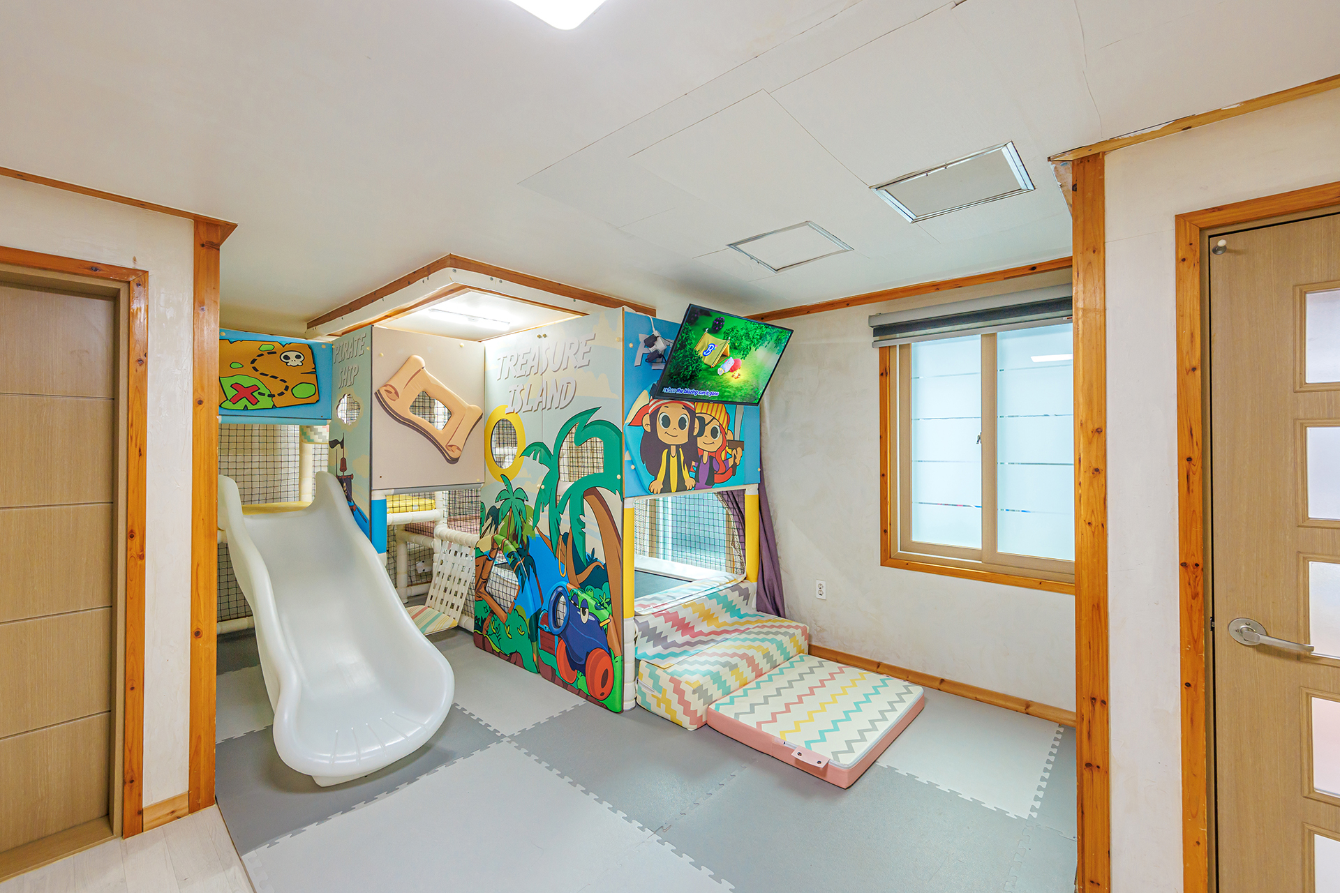 room detail thumbnail 2