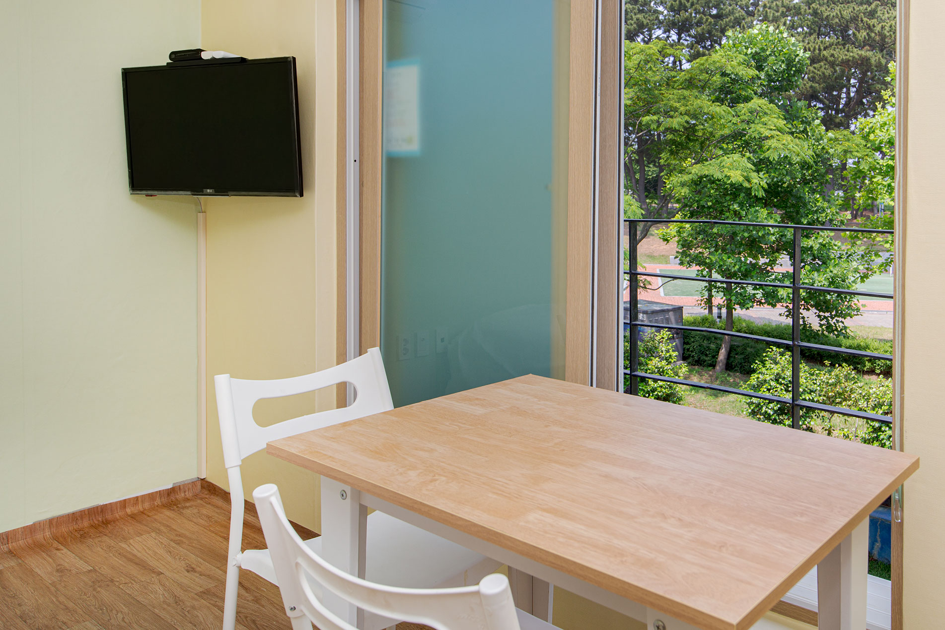 room detail thumbnail 2