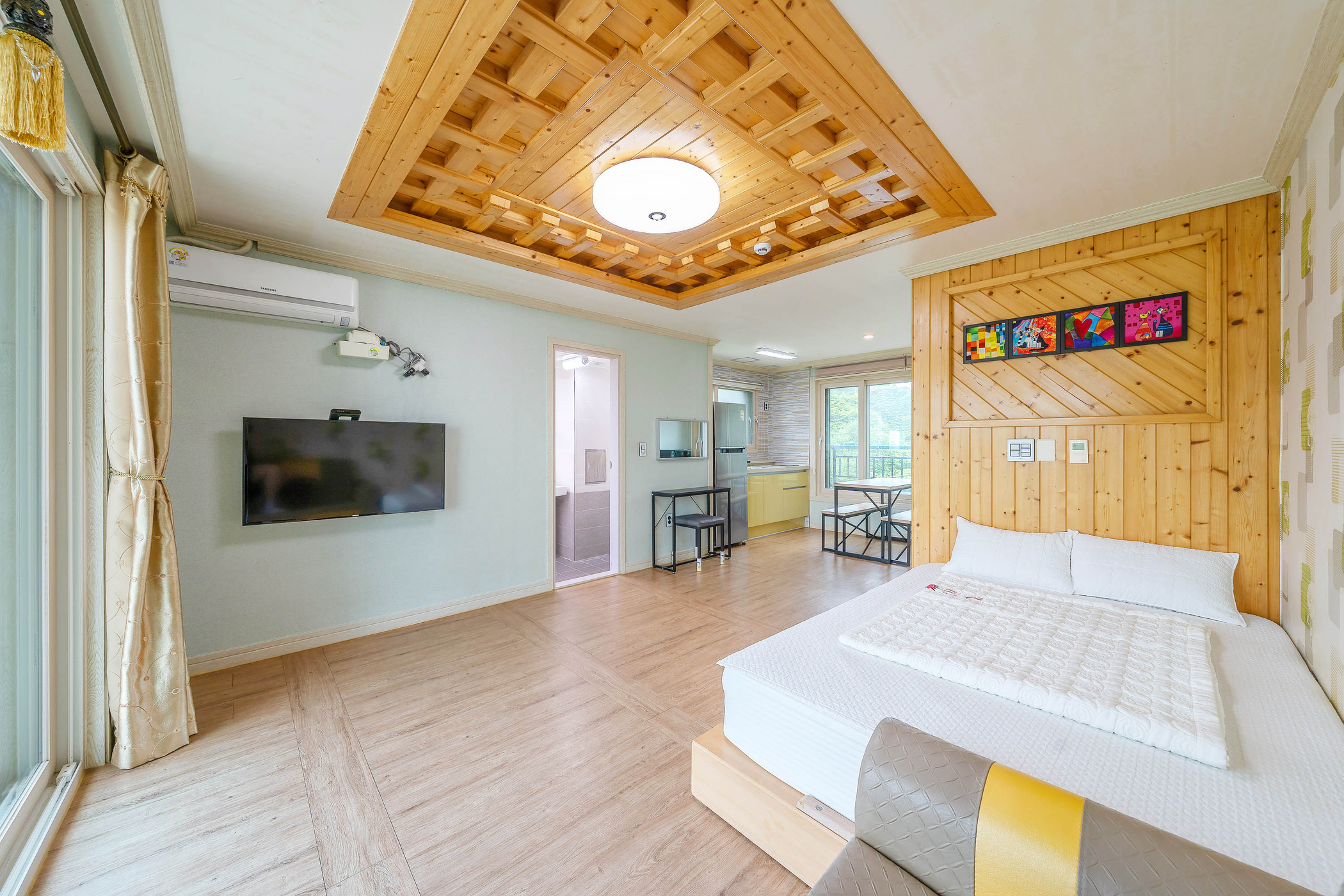 room detail thumbnail 2