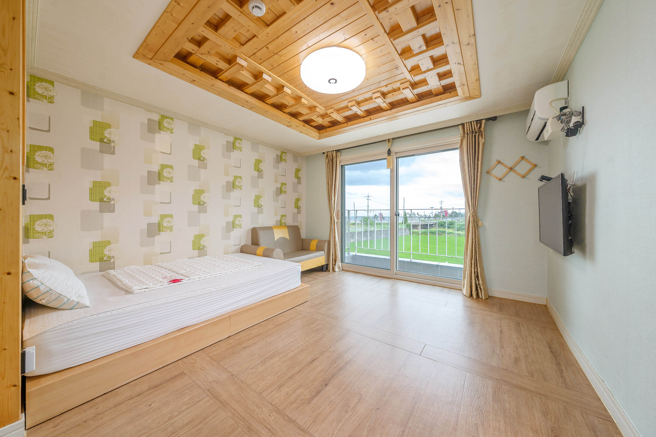 room detail thumbnail 1