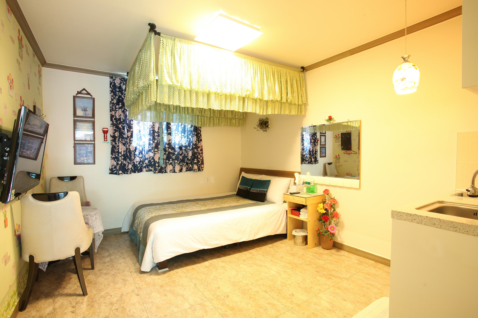 room detail thumbnail 1