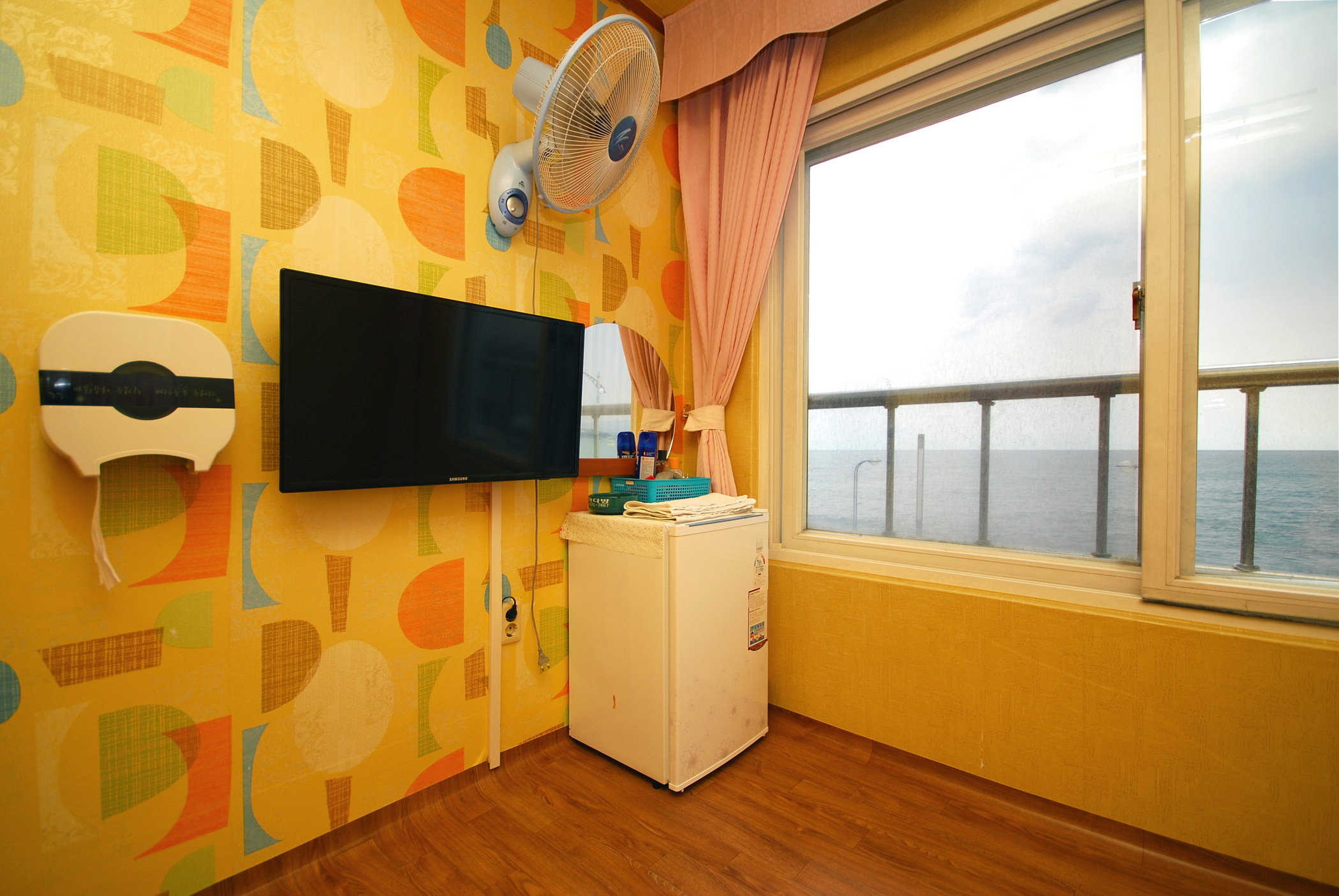 room detail thumbnail 2