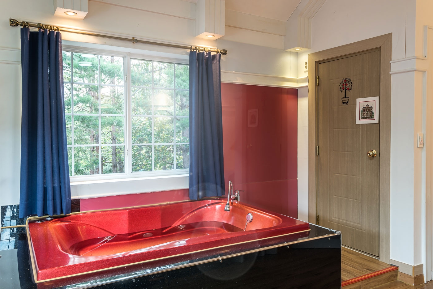 room detail thumbnail 2