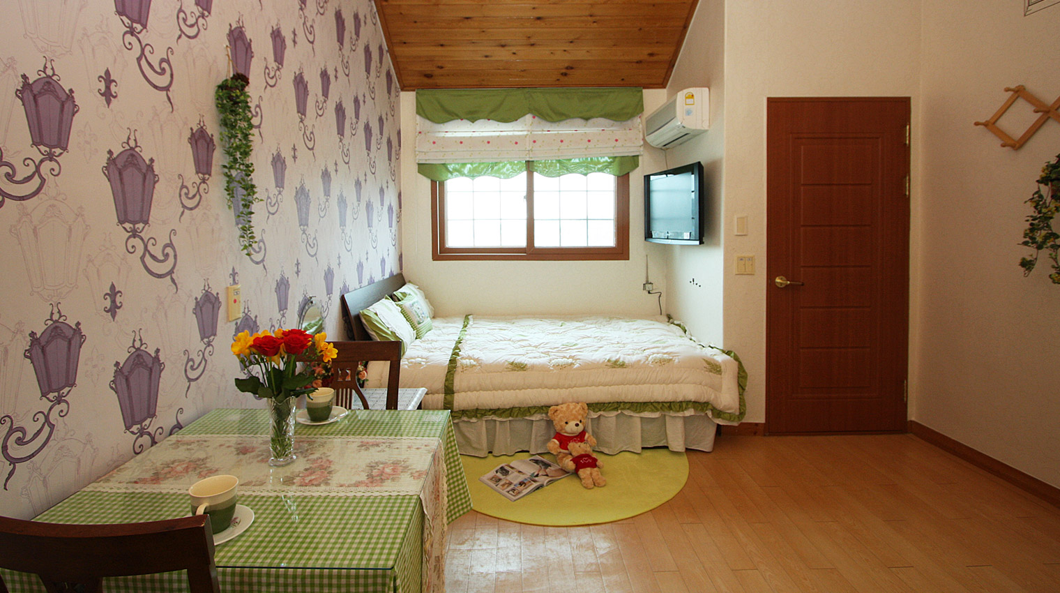 room detail thumbnail 1