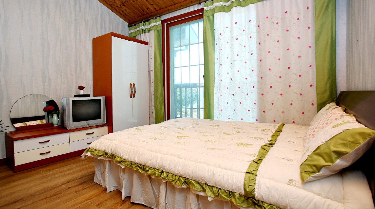 room detail thumbnail 2