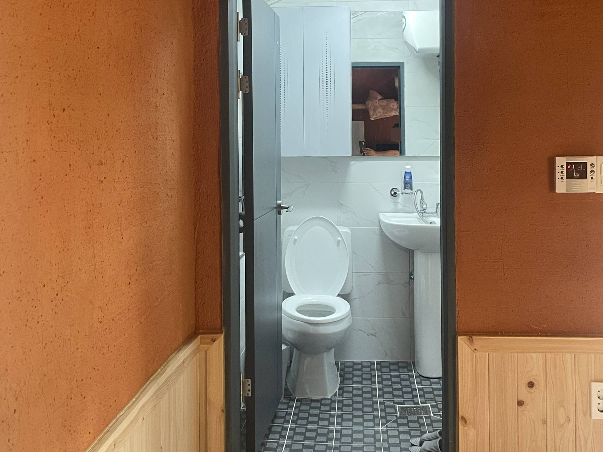 room detail thumbnail 2