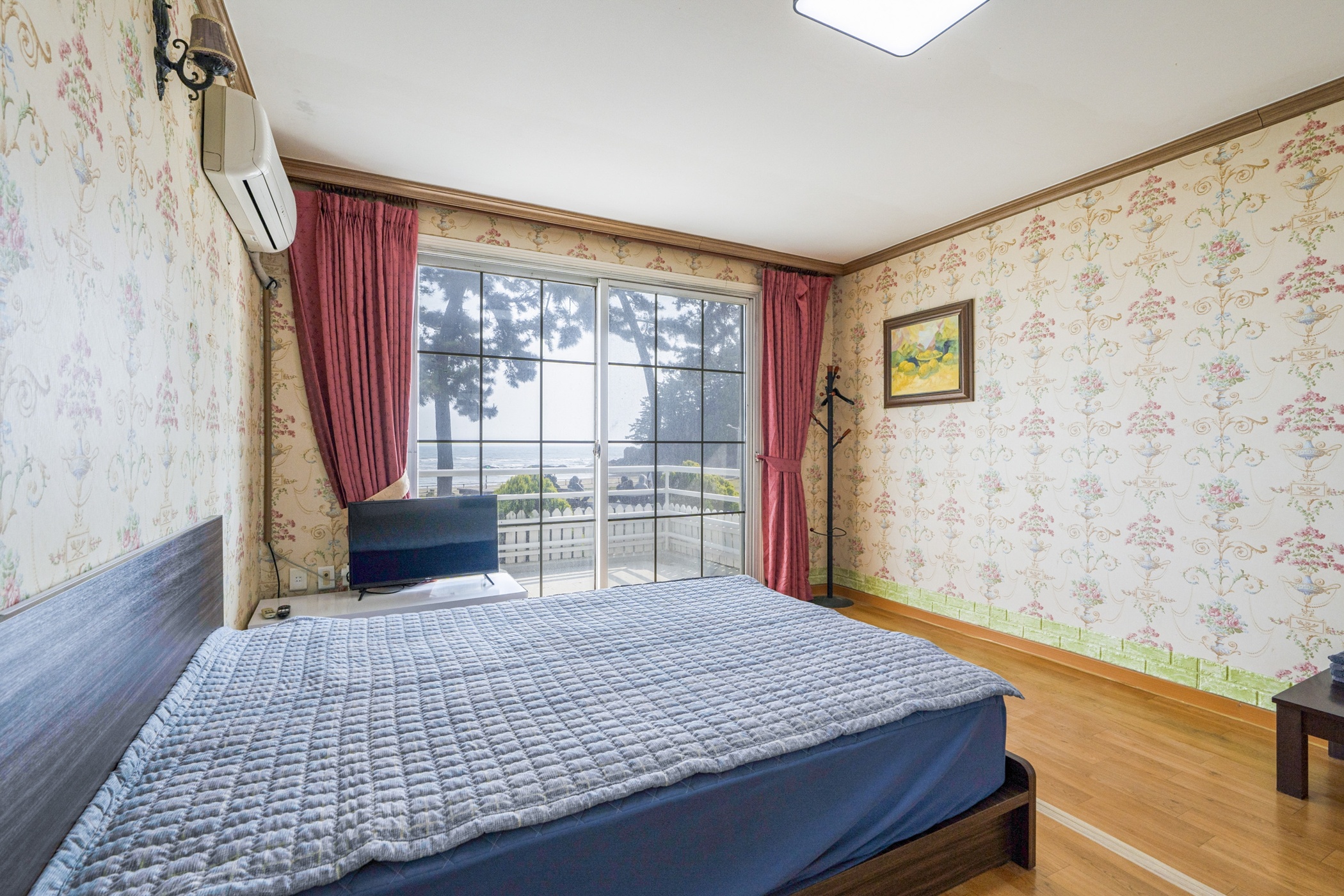 room detail thumbnail 2