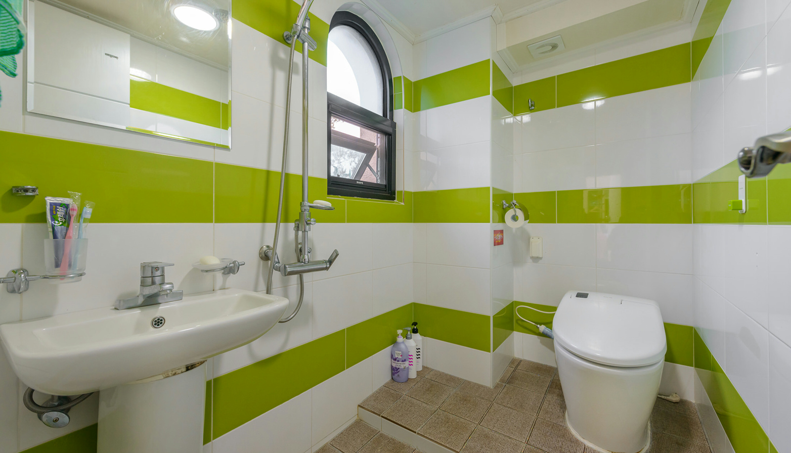 room detail thumbnail 2