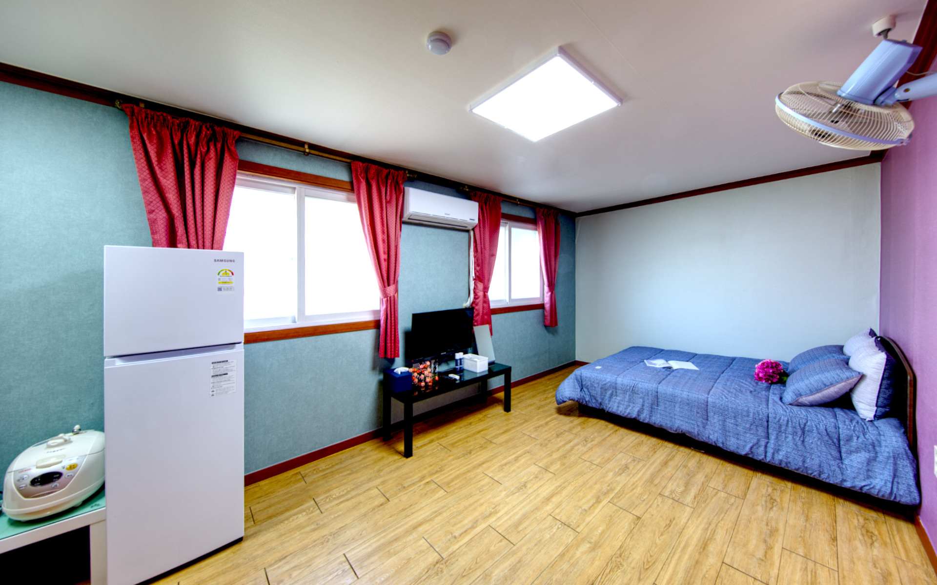 room detail thumbnail 2