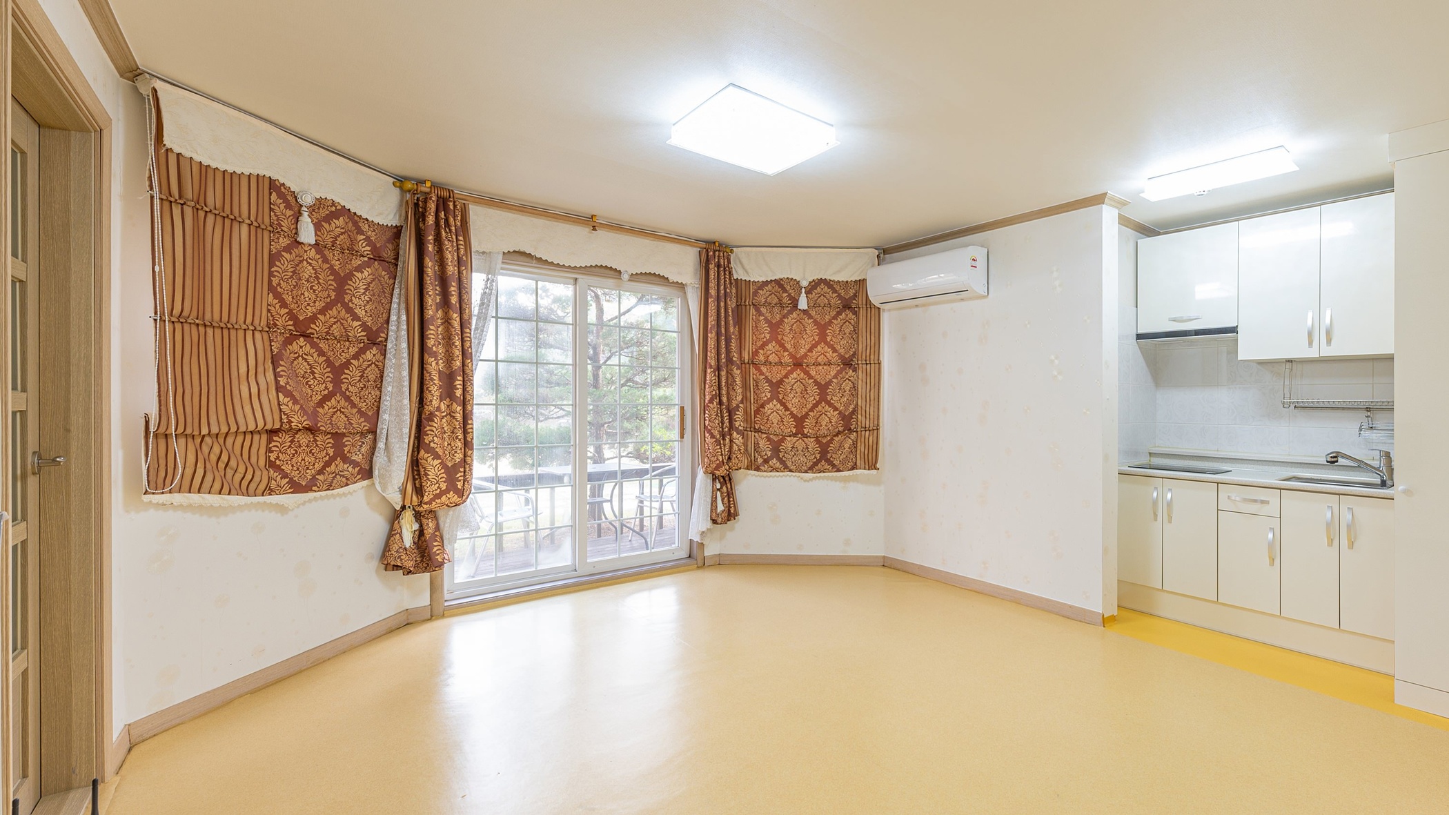 room detail thumbnail 1