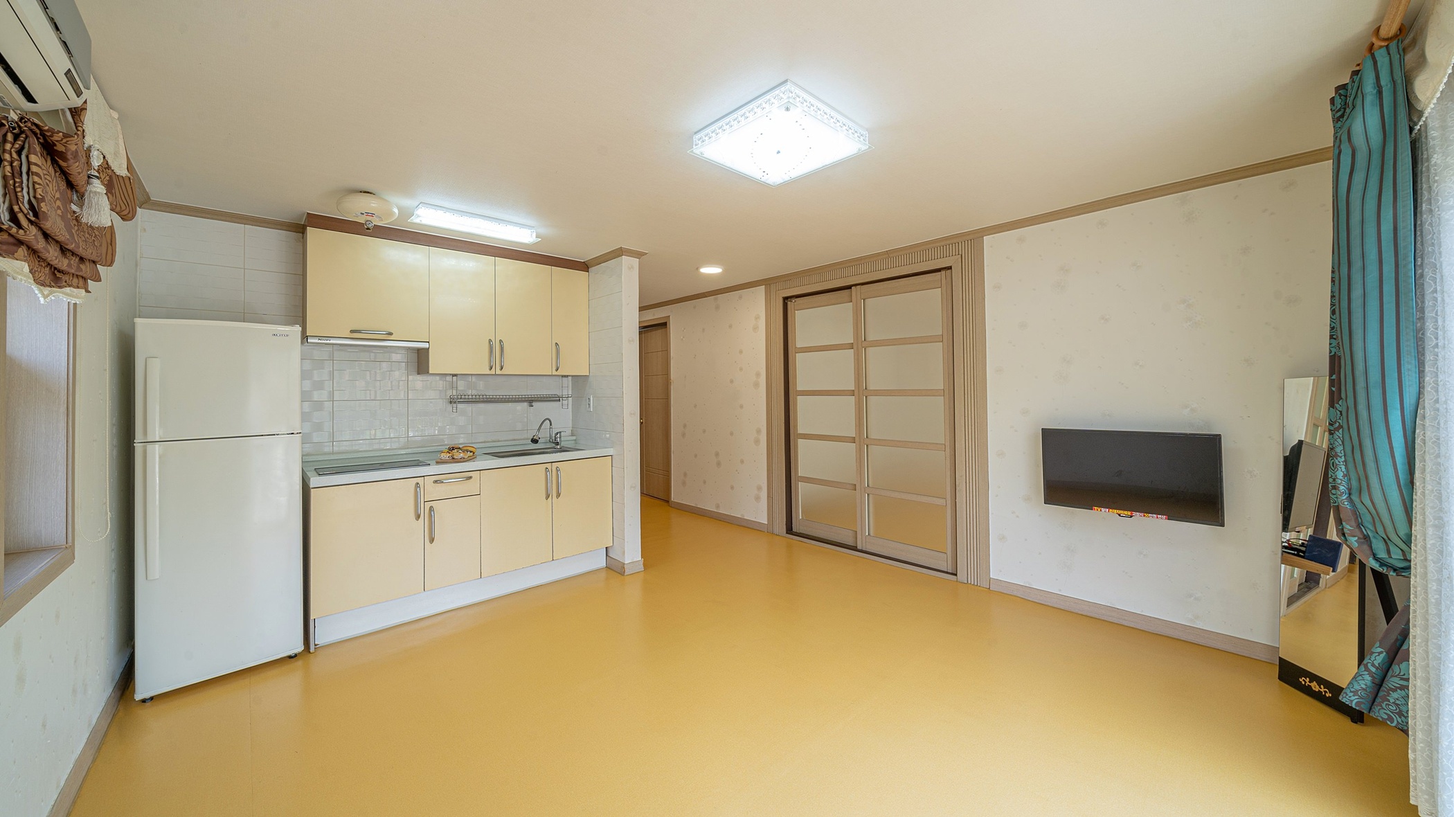 room detail thumbnail 2