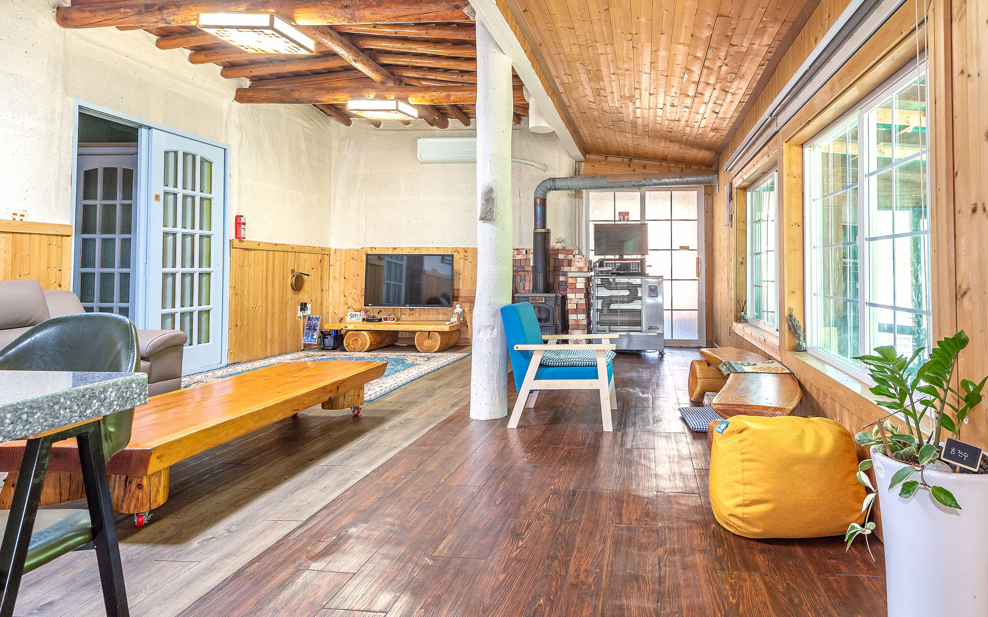 room detail thumbnail 2