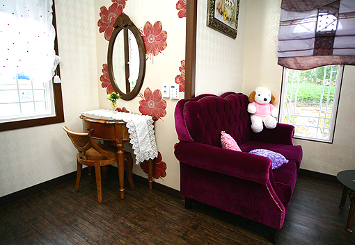 room detail thumbnail 2