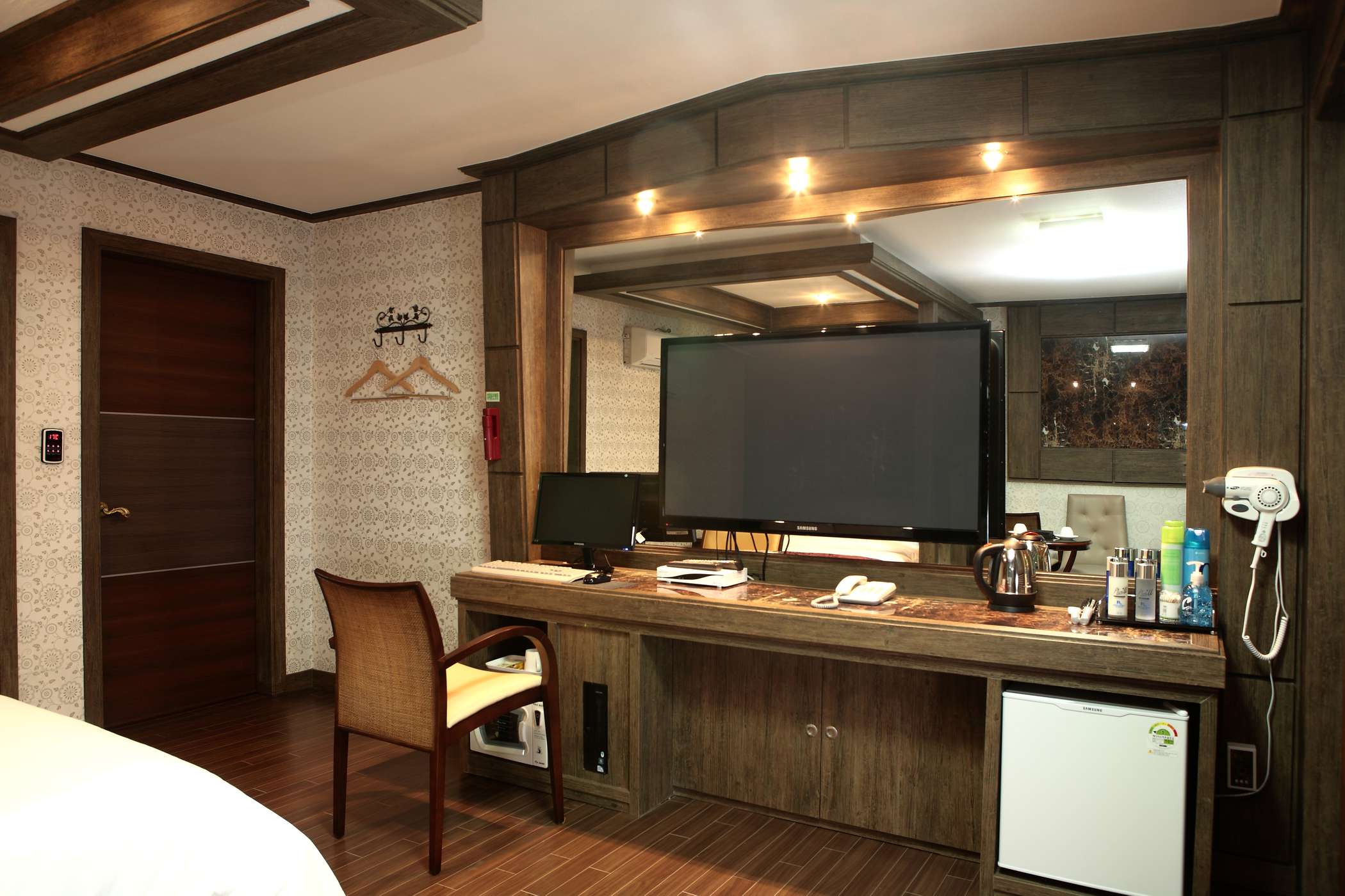 room detail thumbnail 2