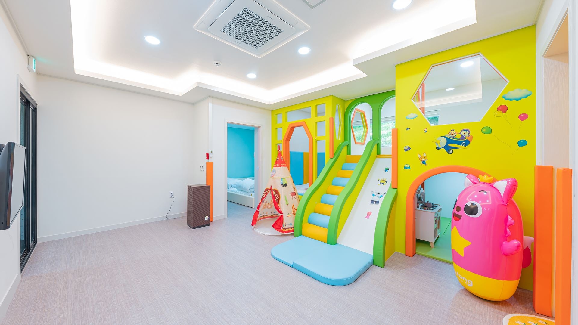 room detail thumbnail 1