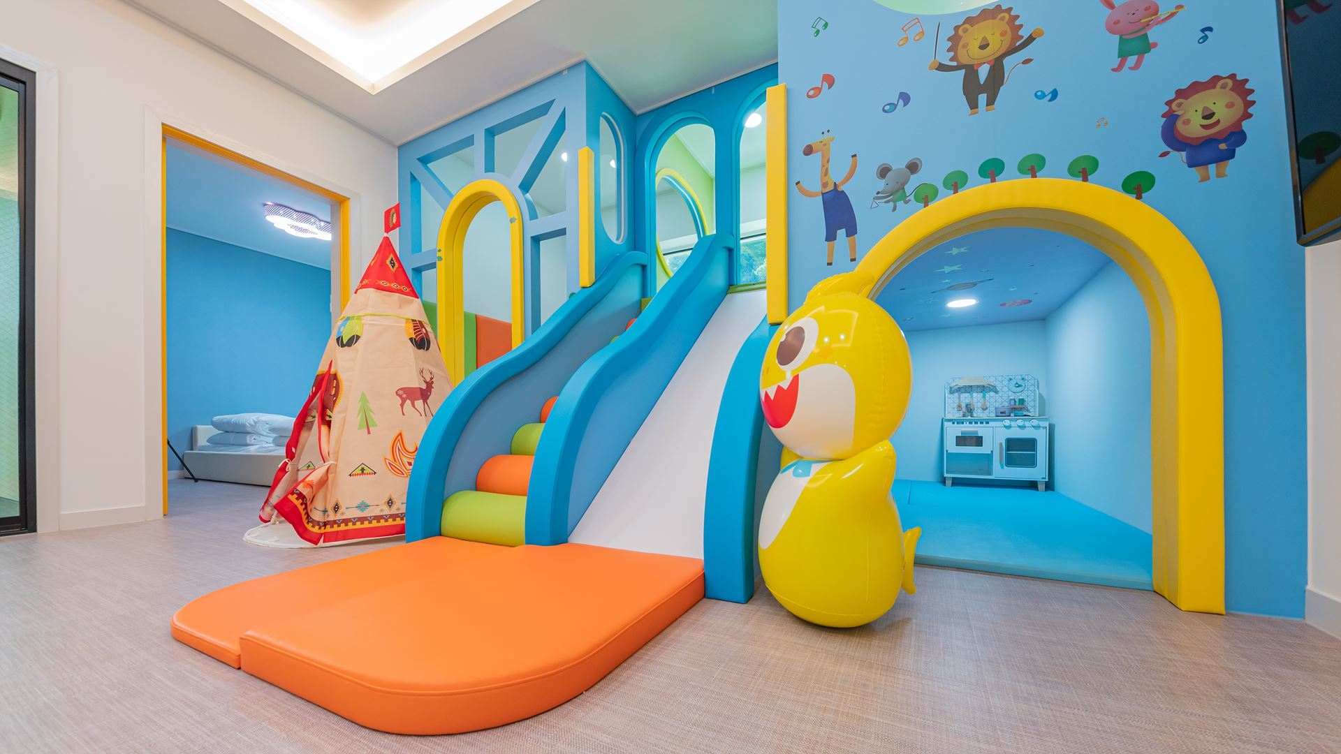 room detail thumbnail 2