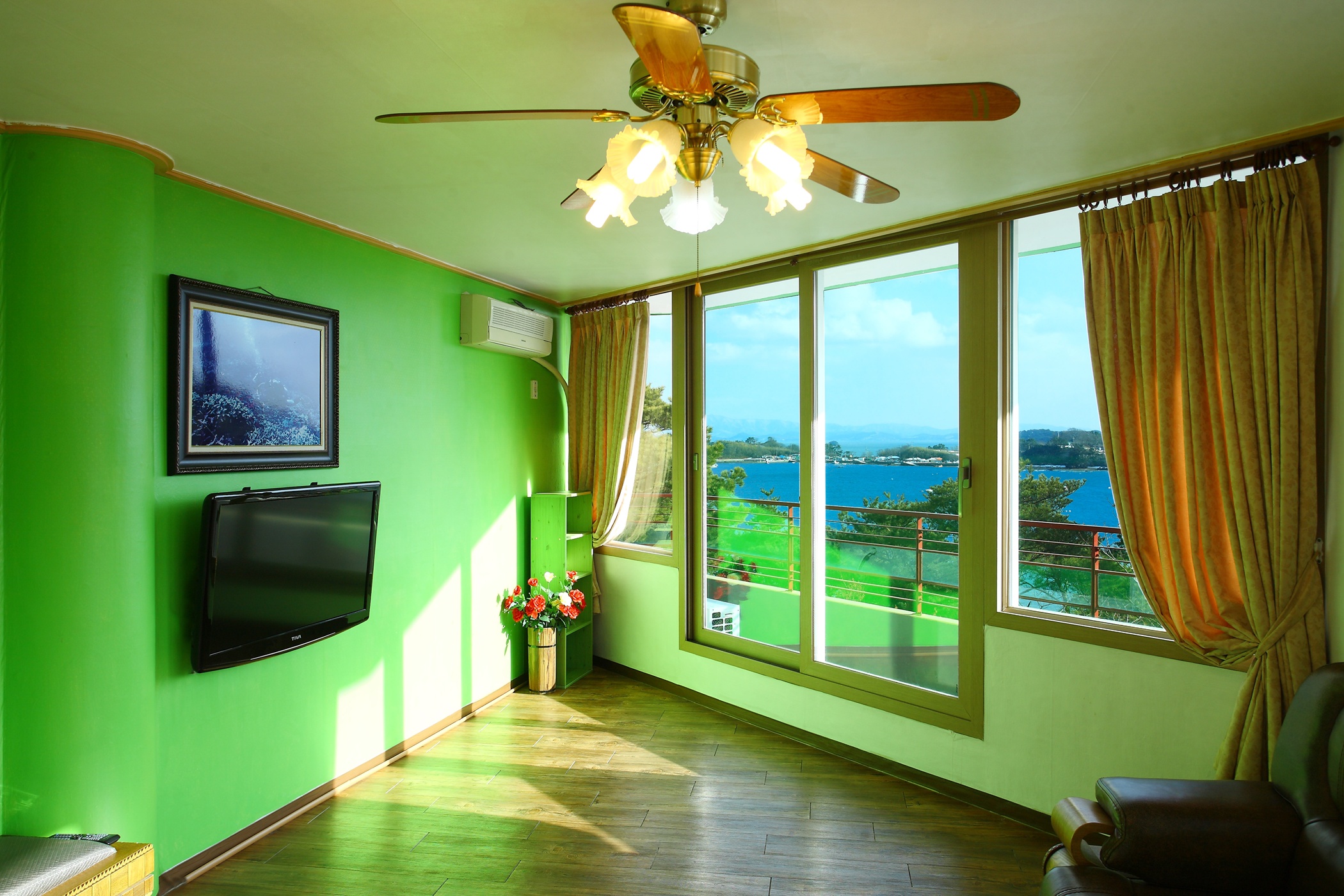 room detail thumbnail 2