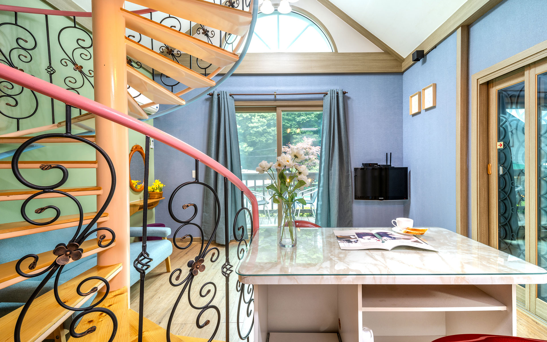 room detail thumbnail 2