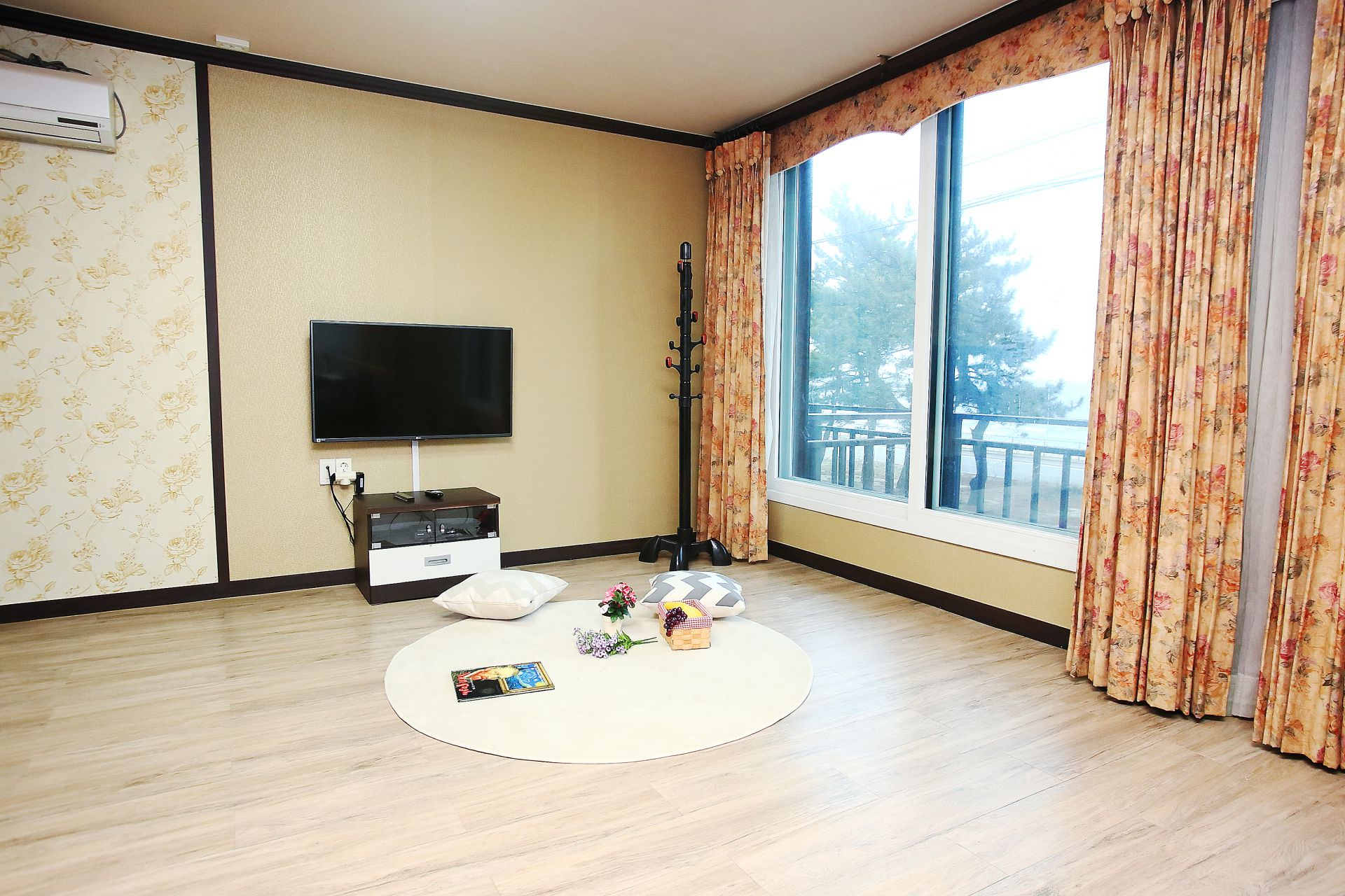 room detail thumbnail 1