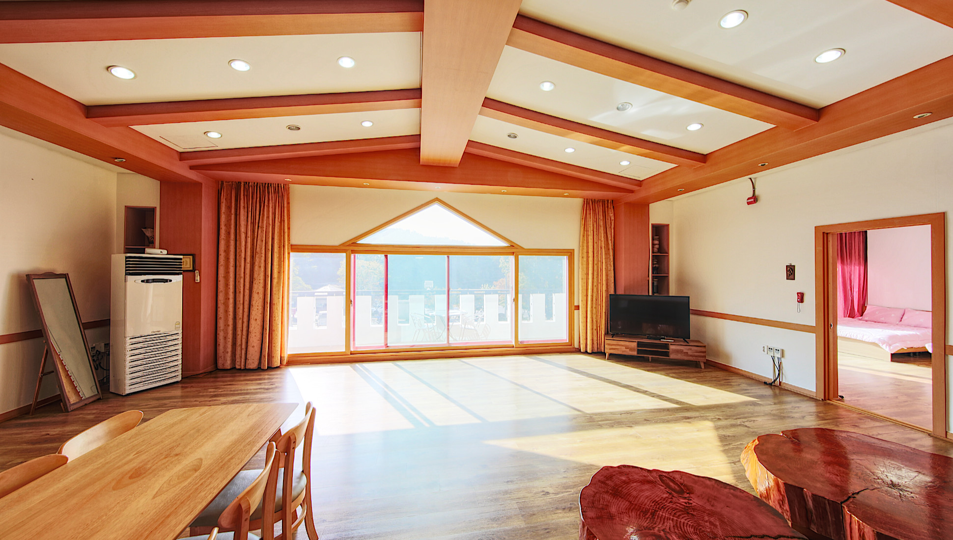 room detail thumbnail 2