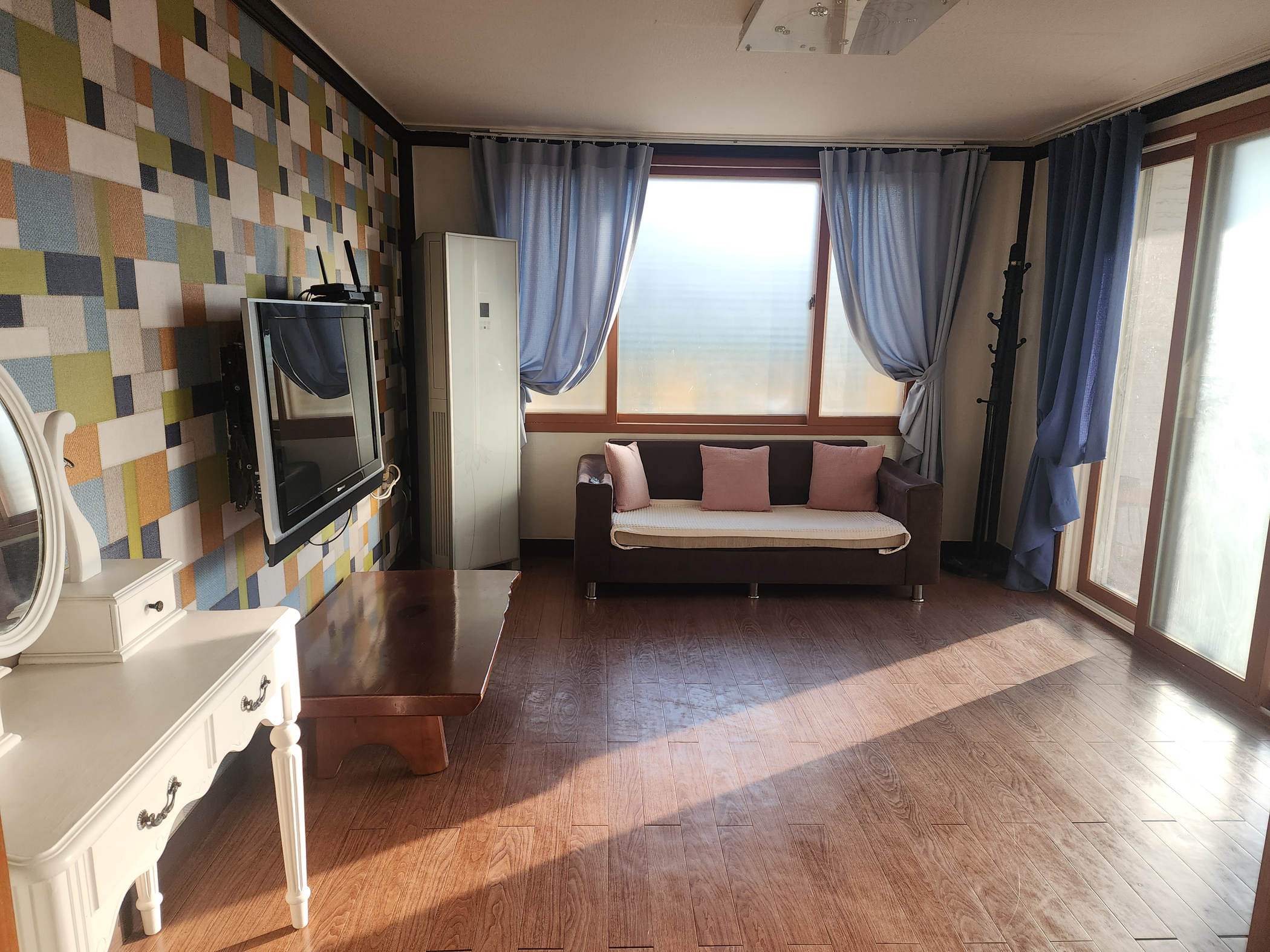 room detail thumbnail 2