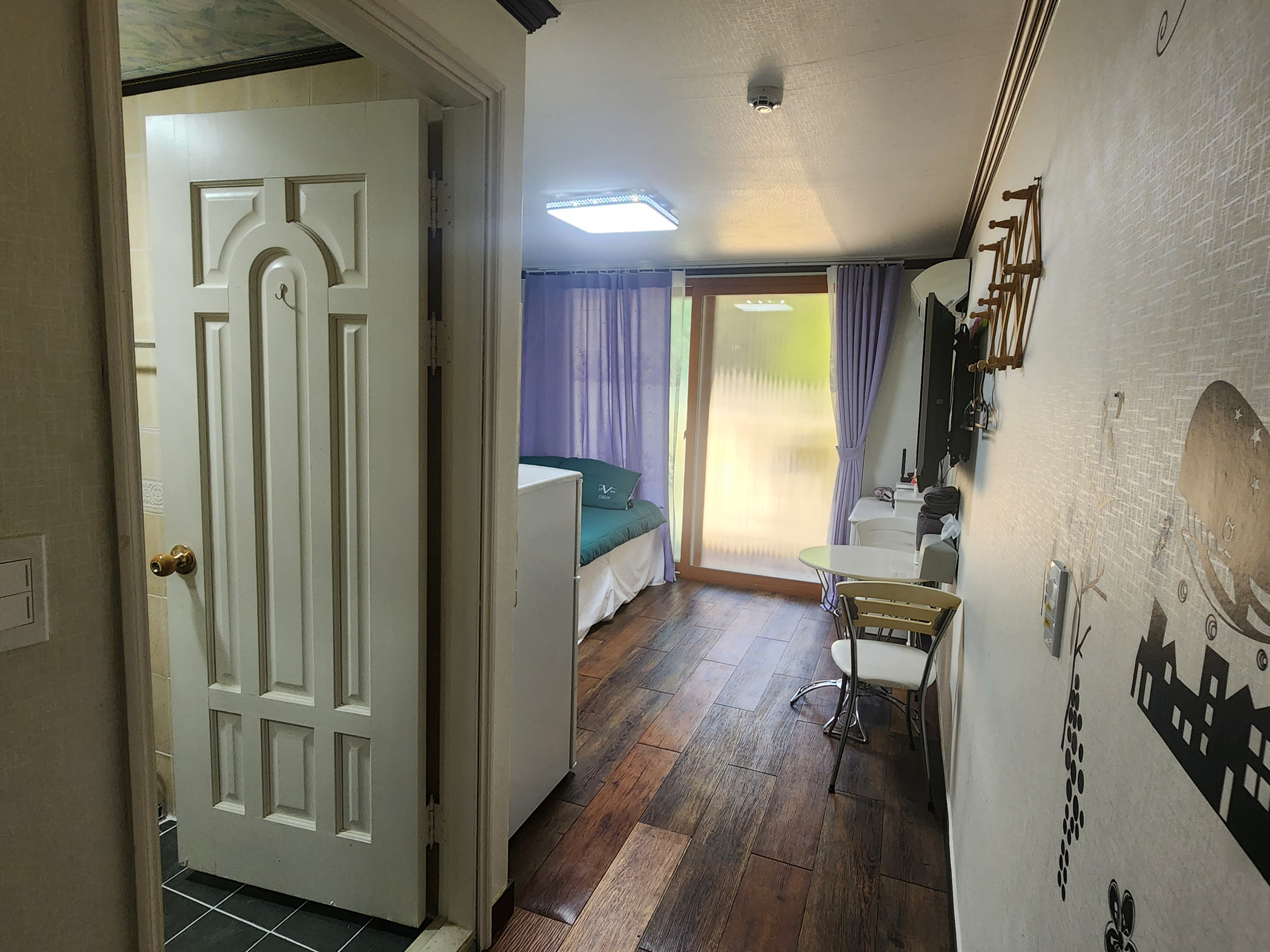 room detail thumbnail 2