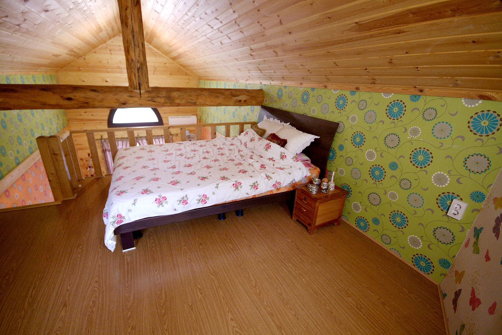 room detail thumbnail 2