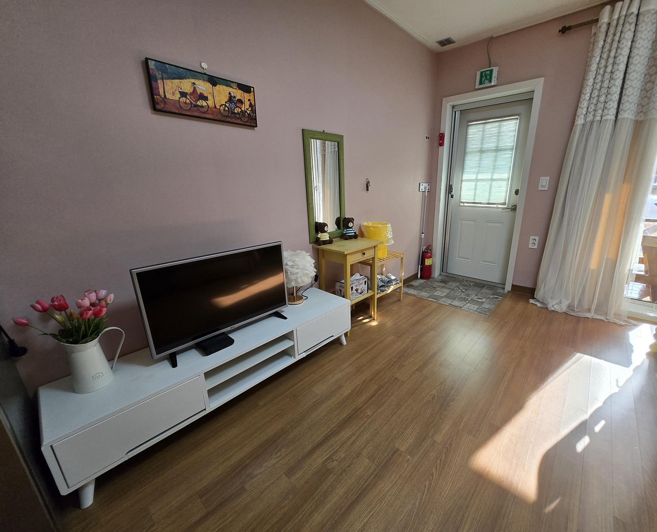 room detail thumbnail 2