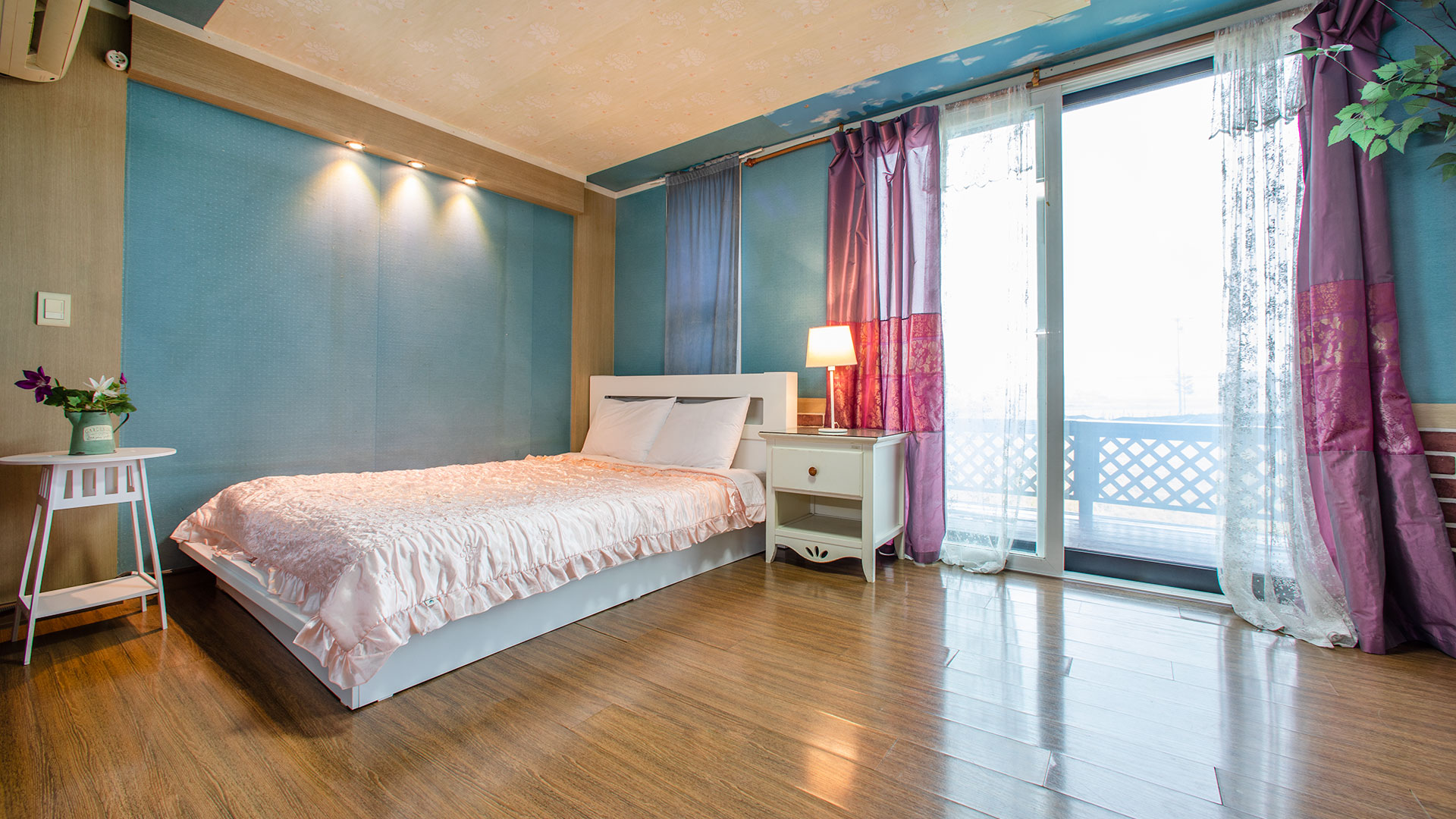 room detail thumbnail 0