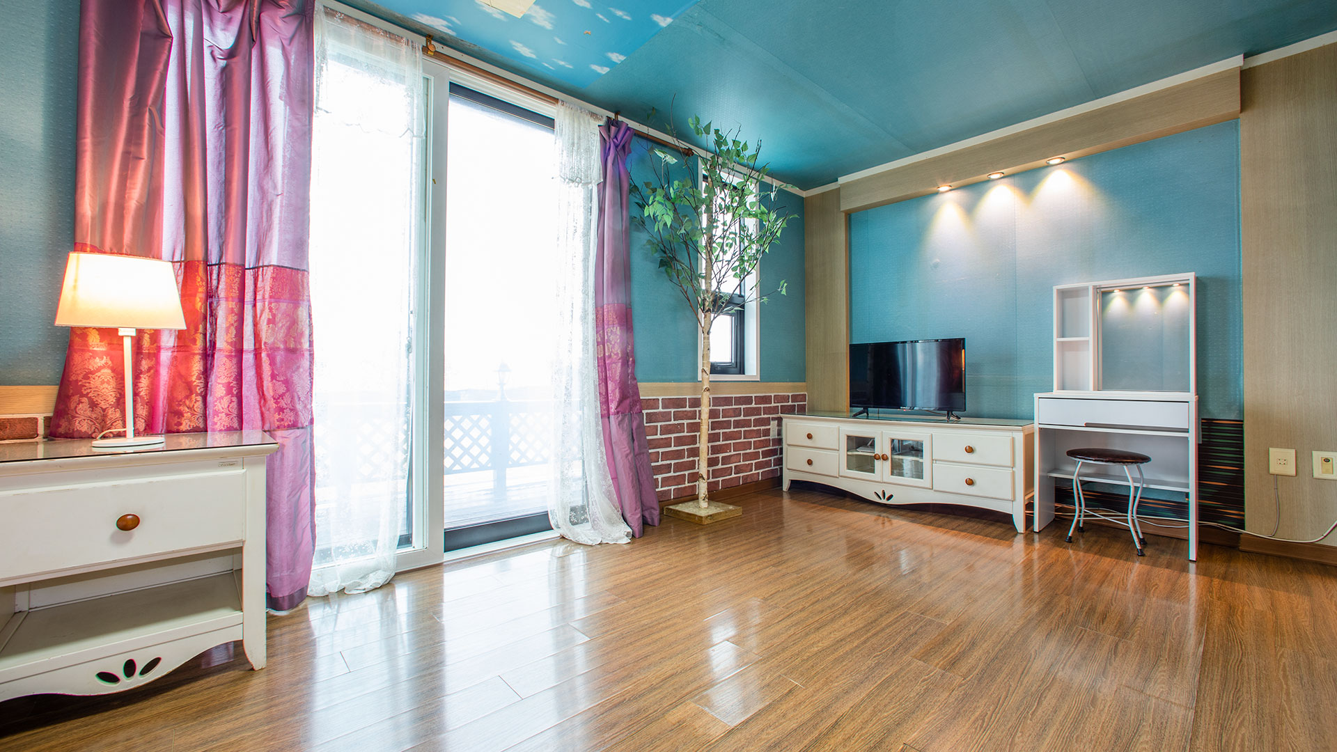 room detail thumbnail 2