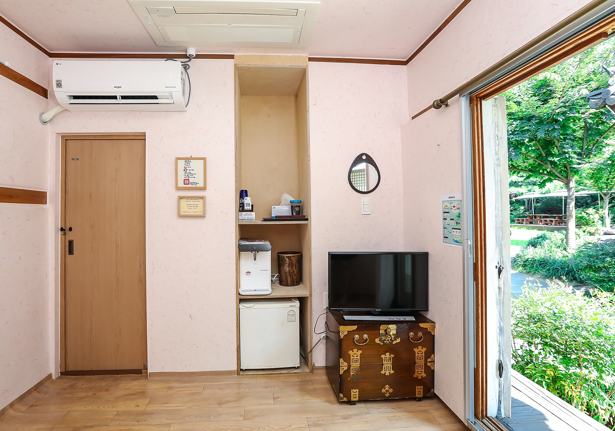 room detail thumbnail 2